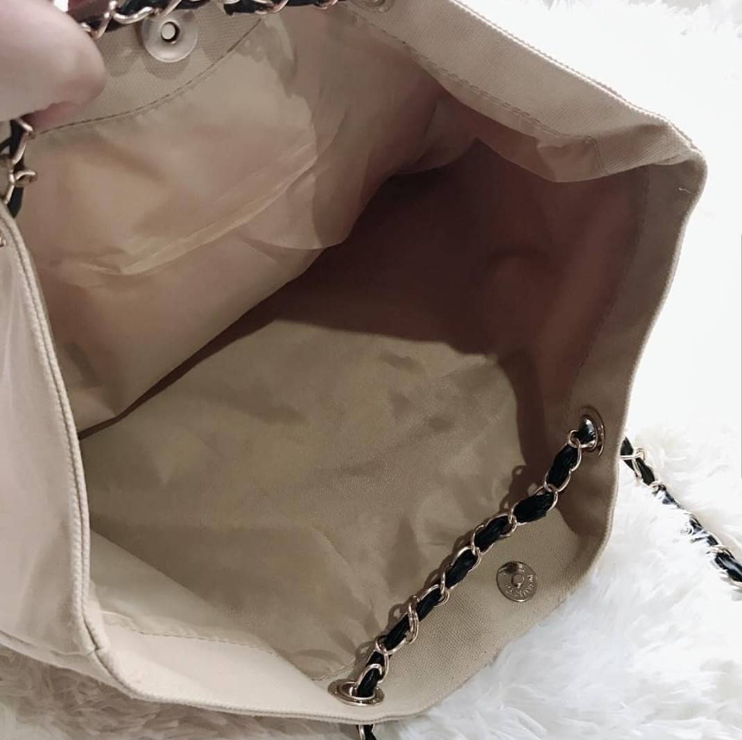 โซ่เงิน Chanel Shopper's Tote กระเป๋าสะพายทรง Tote VIP gift แท้ จาก counter น้ำหอมของ brand วัสดุ canvas เนื้อหนา อะไหล่ปั๊มแบรนด์ ภายในบุผ้าอย่างดี จุได้เยอะ มาพร้อมสายสะพายไหล่ แบบโซ่ต่อหนังสวยหรูค่ะ
