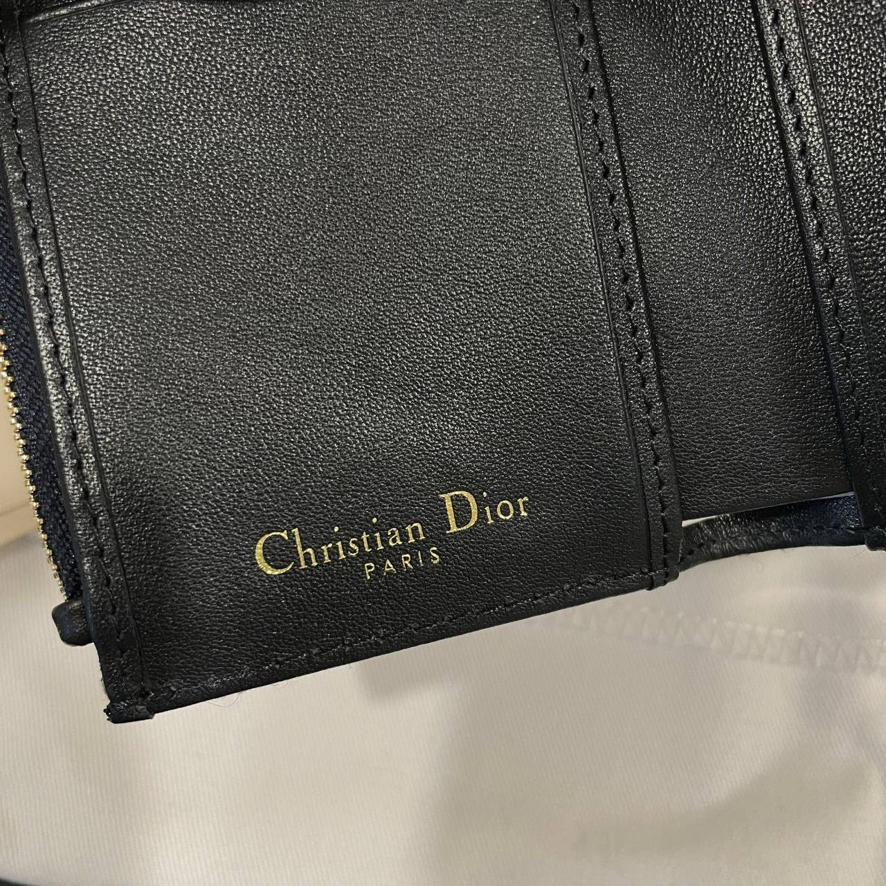 ORI 🥂DIOR Wallet Saddle Lotus / Dior tri-fold wallet เกรดออริจินอล กระเป๋าสตางค์ 3 พับ วัสดุหนังแท้ และผ้า Jacquard อย่างดี ทอสวยงามที่สุด ผสมผสานความสง่างามและคลาสสิกที่เข้ากับยุคสมัย ด้านหน้าโดดเด่นด้วยซิกเนเจอร์ของ Christian Dior อะไหล่สีทองอ่อ