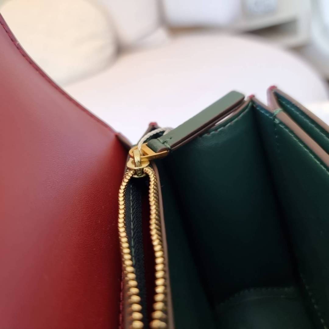 TORY BURCH ELEANOR SMALL CONVERTIBLE SHOULDER BAG ฮอตไอเท็ม รุ่นนี้ขายดีขายหมด สวยหรู คุณหนู ผู้ดี!! หายากมากแล้วน้า กระเป๋าสะพายข้าง ดีไซน์อยู่ทรง ขนาดกำลังสะดวกใช้สำหรับสาว วัสดุหนังแท้เต็มใบ สีทูโทน เปิด-ปิดด้วยแถบแม่เหล็ก ภายในแบ่งสัดส่วนได้เป็นอย่างด