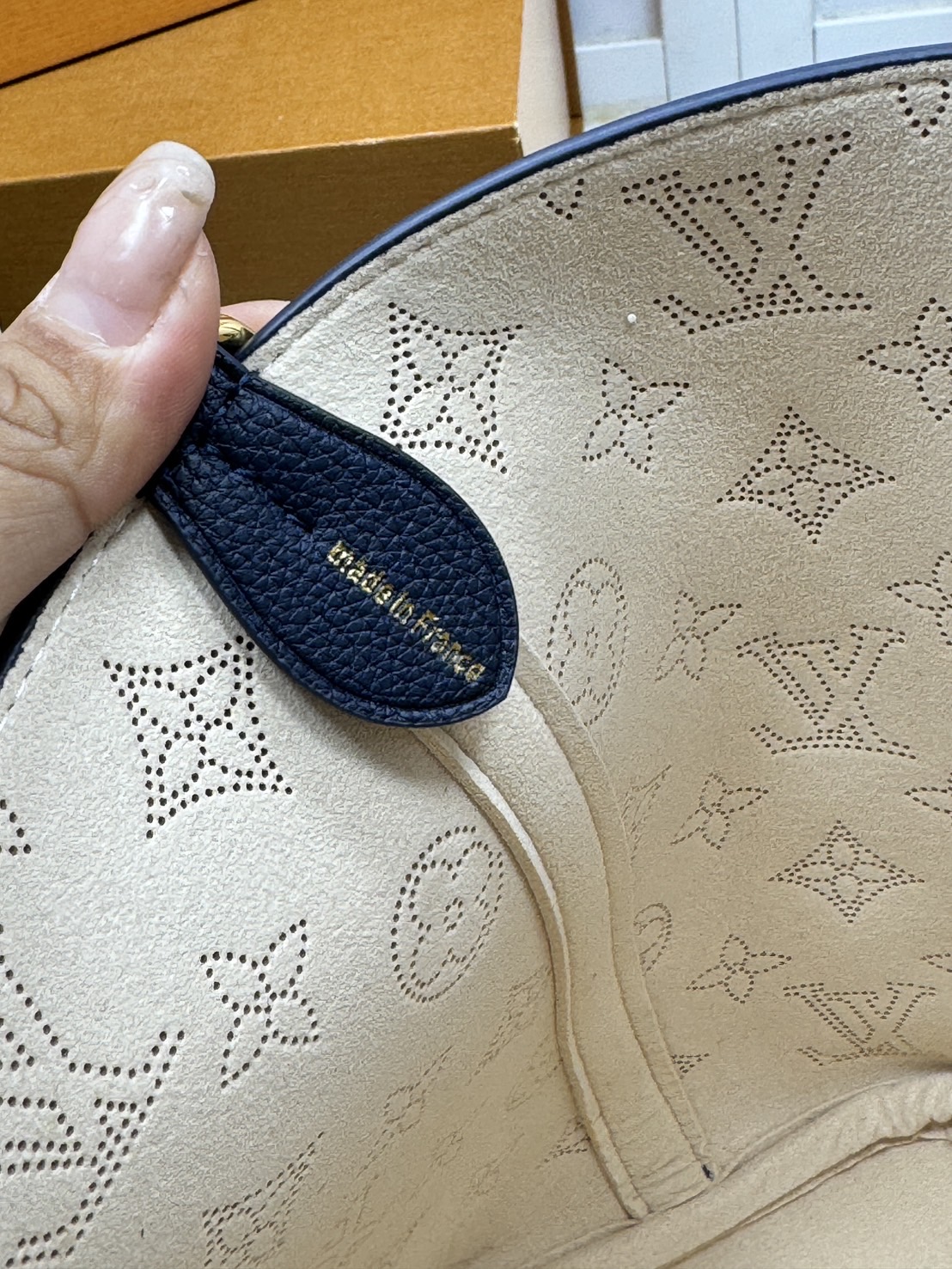 TOP ORI หนังแท้ | LV Blossom PM bag กระเป๋าทรงโท้ทรุ่นใหม่ โทนสีกรมคลาสสิกเหนือกาลเวลาที่มีสไตล์พร้อมตอบโจทย์การใช้งานมากขึ้น ฉลุลายโลโก้เป็นเอกลักษณ์ สวยหรู ดูแพงมากค่ะ