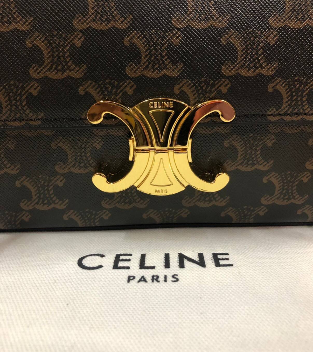 หนังแท้ CELINE TRIOMPHE CHAIN SHOULDER BAG INTRODUCING THE NEW CELINE BAG / CELINE CHAIN BAG TRIOMPHE IN SHINY CALFSKIN CELINE WOMEN WINTER 21 ก็ปังๆ ยาวๆ ไปเลยสิค่ะ งานหนังแท้ทั้งใบสวยหรู สวยมากกก เก๋มาก ต้องมีแล้วค่าา แบบใหม่ล่าสุด งานพึ่งเข้ามาน้อยน้าา