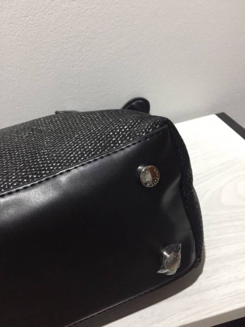 Charles & Keith Black Textured Tote Bag ฮอตฮิตตลอดกาลสำหรับรุ่นนี้ รุ่นยอดนิยม!! มากี่รอบกี่รอบก็ขายดี ใครไม่มีรุ่นนี้ติดตู้ไว้ถือว่าเชยมาก(!!) กระเป๋าสะพายทรง Shopping bag ใบใหญ่จุของได้ใจ น้ำหนักเบา โดดเด่นด้วย Textured วัสดุสานรอบใบ ตัดขอบหนัง สวยอยู่ท