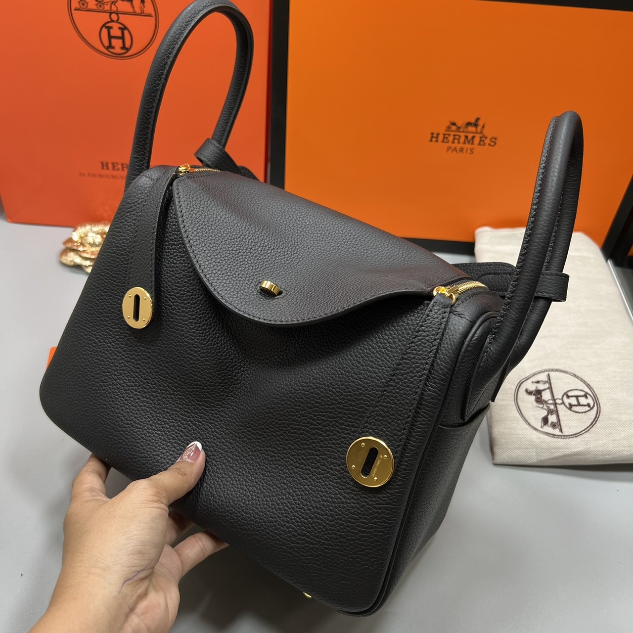 พร้อมส่ง 15 สี HERMES Lindy 26 bag กระเป๋าทรงโท้ทหนังสวยอย่างดี เอกลักษณ์ของความเรียบหรูไฮคลาสอย่างสมบูรณ์แบบ เกรดออริ สลับแท้ งานสวยตามรูป ใช้งานต่างประเทศได้