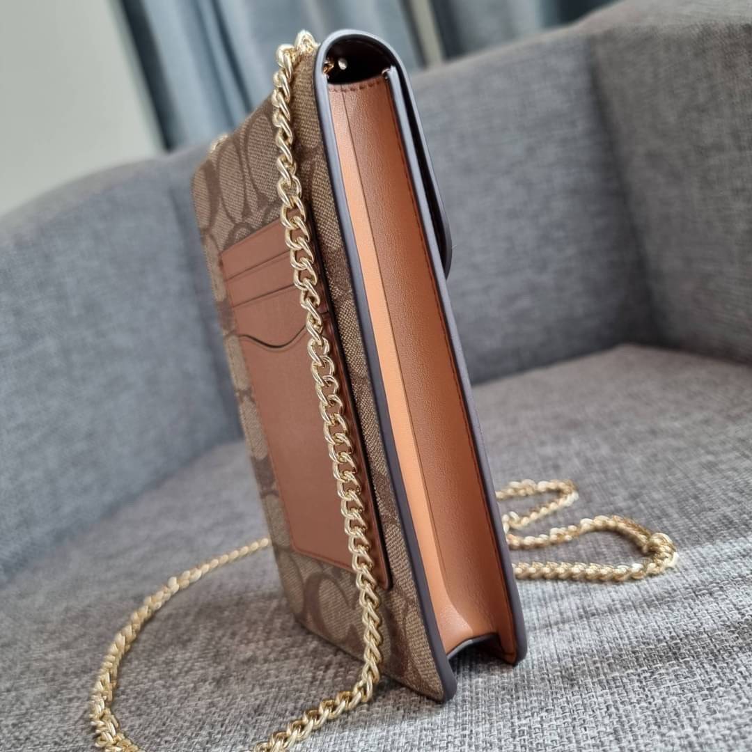 COACH NORTH/SOUTH PHONE CROSSBODY IN SIGNATURE CANVAS F55636 F39955 สุดคลาสสิคกับกระเป๋าสะพายเอนกประสงค์ Case phone ใส่โทรศัพท์มือถือได้ทุกรุ่น ดีไซน์ลายเอกลักษณ์ วัสดุหนังแคนวาสเคลือบลาย ฝาและภายในเป็นหนังสังเคราะห์เรียบ เปิด-ปิดด้วยกระดุม สายสะพายยาวประ