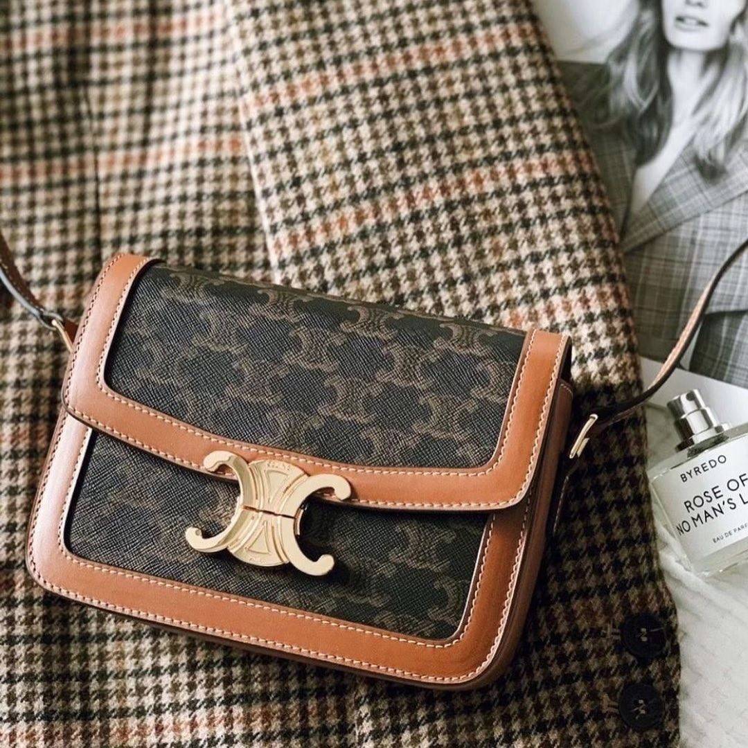 CELINE TRIOMPHE CROSSBODY BAG VIP GIFT WITH PURCHASE-GWP พรีเมี่ยมกิ๊ฟ Limited จาก CELINE PERFUME DUTY FREE COUNTER วัสดุ TRIOMPHE CANVAS & LEATHER ทรงเหลี่ยมหนังสวยหรูอยู่ทรงเปิดปิดด้วยฝาปิดโลโก้แบรนด์อะไหล่ทอง ภายในมีช่องหลักและช่องแบ่งย่อย มี1ช่องซิปเล