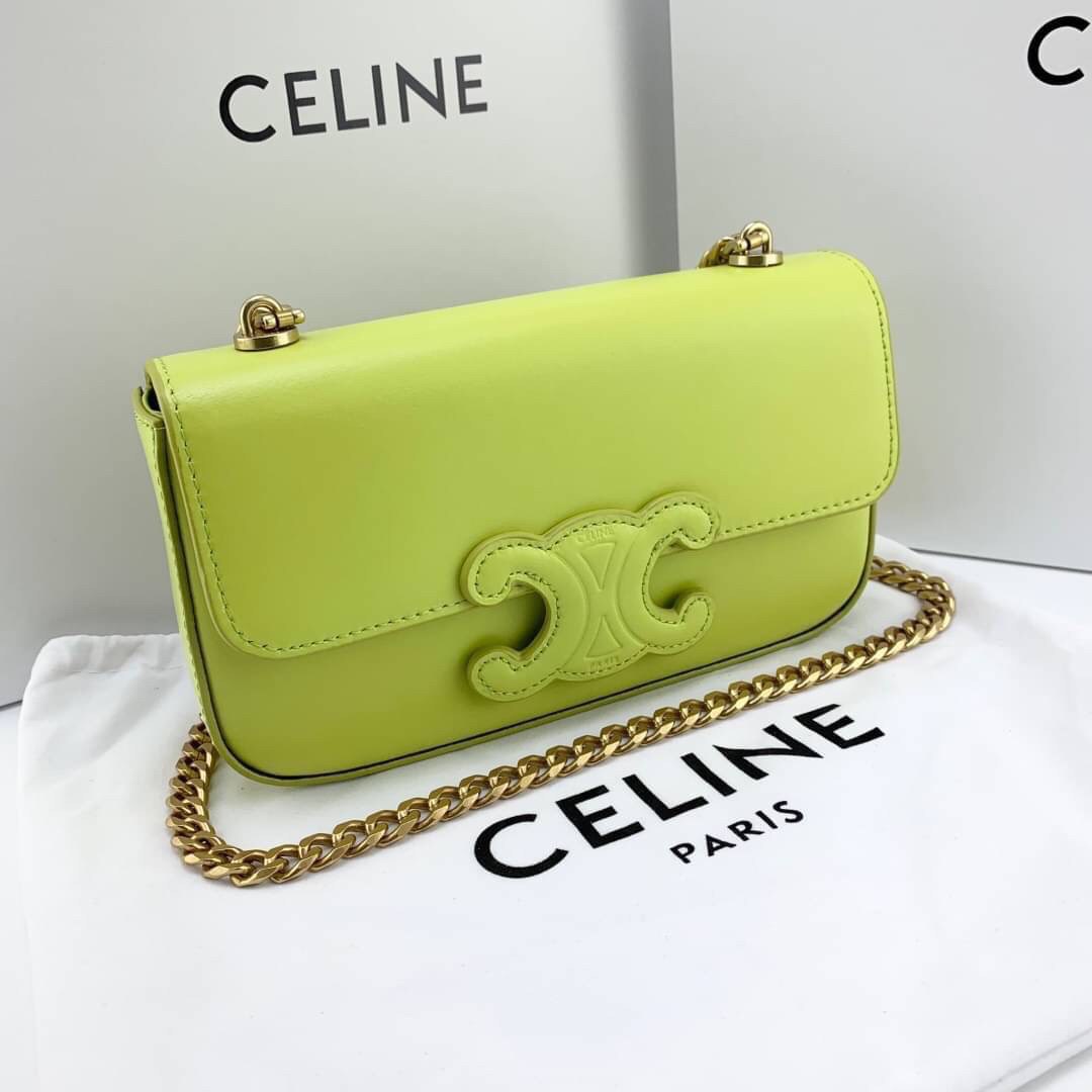 หนังแท้ CELINE CHAIN SHOULDER BAG CUIR TRIOMPHE IN SHINY CALFSKIN ANIS / CELINE TRIOMPHE SHOULDER BAG หนังแท้ทั้งใบสวยหรู แบบใหม่ล่าสุด โลโก้หนังคลาสิกที่สุดค่ะ จุของได้กำลังดี เหมาะกับสาวๆในวันที่อยากครอสบอดี้ชิลๆ ห้ามพลาดค่ะ!