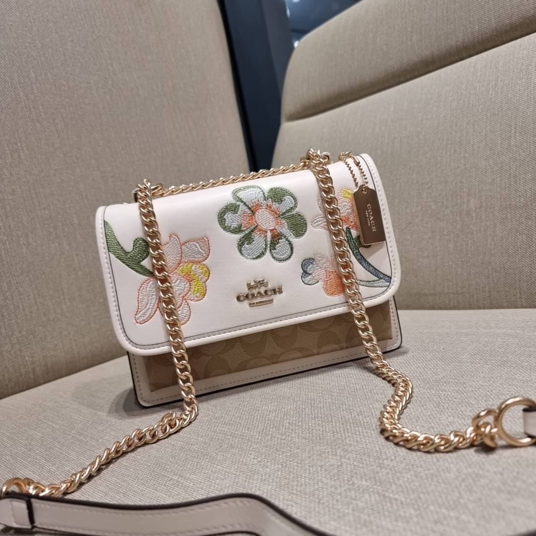 COACH C9230 KLARE CROSSBODY IN SIGNATURE CANVAS WITH FLORAL EMBROIDERY น้องใหม่คอลล่าสุด กับกระเป๋าสะพายข้าง โทนสีละมุนลูกคุณหนู ดีไซน์ปักดอกไม้เพิ่มลูกเล่น ให้ดูแพง วัสดุผนังแคนวาสสลับหนังแท้ สายสะพายโซ่สลับหนัง สะพายยังไงก็ขับผิว เปิด-ปิดด้วยกระดุมแม่เห