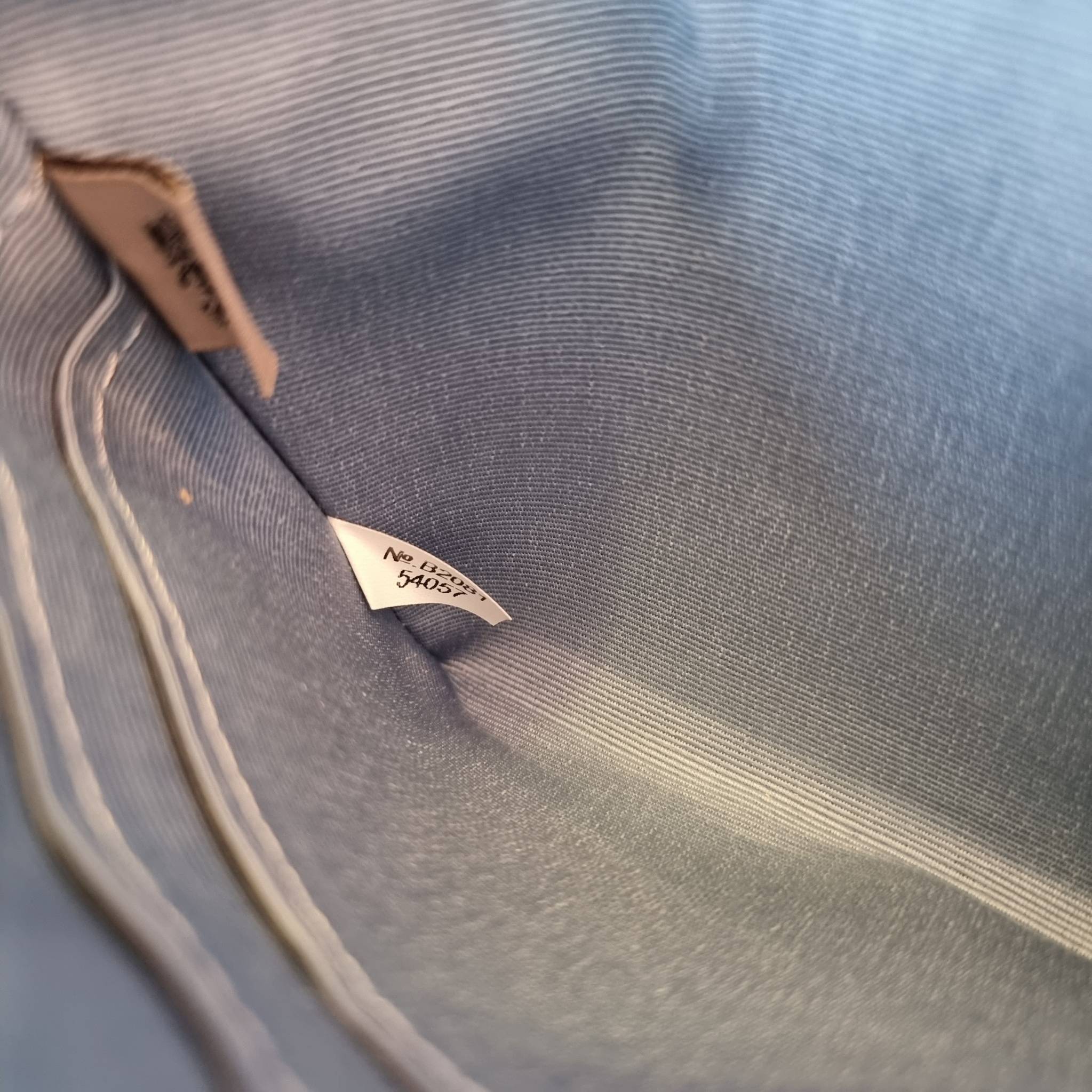 COACH F54057 DOUBLE ZIP WALLET IN SIGNATURE กระเป๋าคล้องมือ size L ใบนี้ใส่มือถือได้ทุกรุ่น ขนาดกำลังดี พกพาสะดวกมากๆ วัสดุหนังสังเคราะห์ ภายในเป็นผ้าสีสวยคม ใส่ธนบัตร ใส่บัตรได้เยอะ ใส่มือถือได้สบายๆทุกรุ่น ตอบโจทย์สาวๆที่ไม่ชอบพกเยอะวุ่นวายจ้า ใบนี้เอาอ