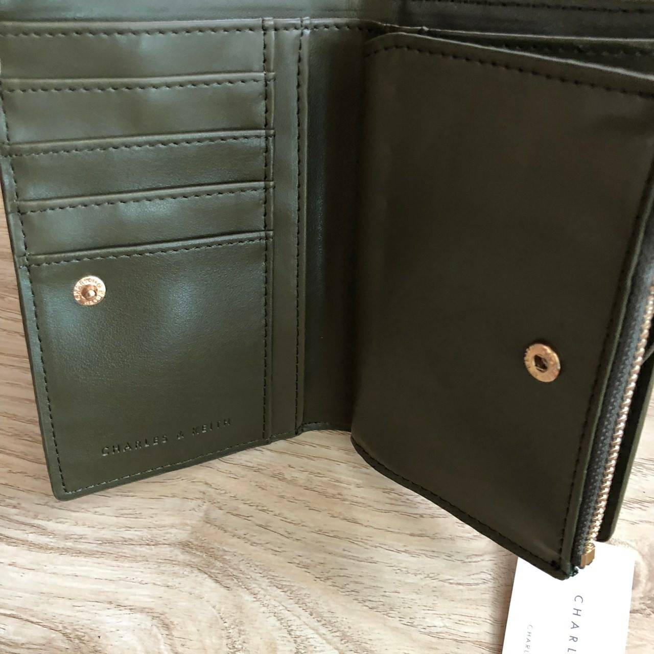 Charles & Keith Classic Snap-Button Wallet กระเป๋าสตางค์ใบสั้นพับ 2 ตอน ด้านหน้ามีโลโก้แบรนด์ เปิด - ปิดด้วยกระดุม ภายในมีช่องใส่ธนบัตร ช่องใส่บัตร และช่องซิปใส่เหรียญ