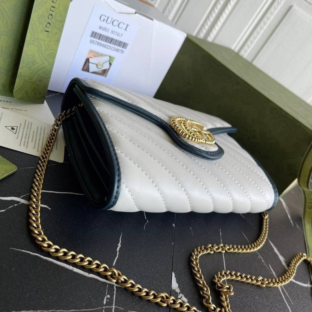 หนังแท้ GG Marmont matelassé mini bag พร้อมส่งที่ไทย GUCCI Wallet on Chain ภาพสินค้าถ่ายจากงานขายจริง รุ่นนี้หนังสวยมากค่ะ ละมุนที่สุด ใส่บัตร ใส่แบงค์ได้ รับรองว่าจะเป็นกระเป๋าที่จะหยิบใช้งานได้บ่อยๆ รับประกันความสวยปังค่าาา