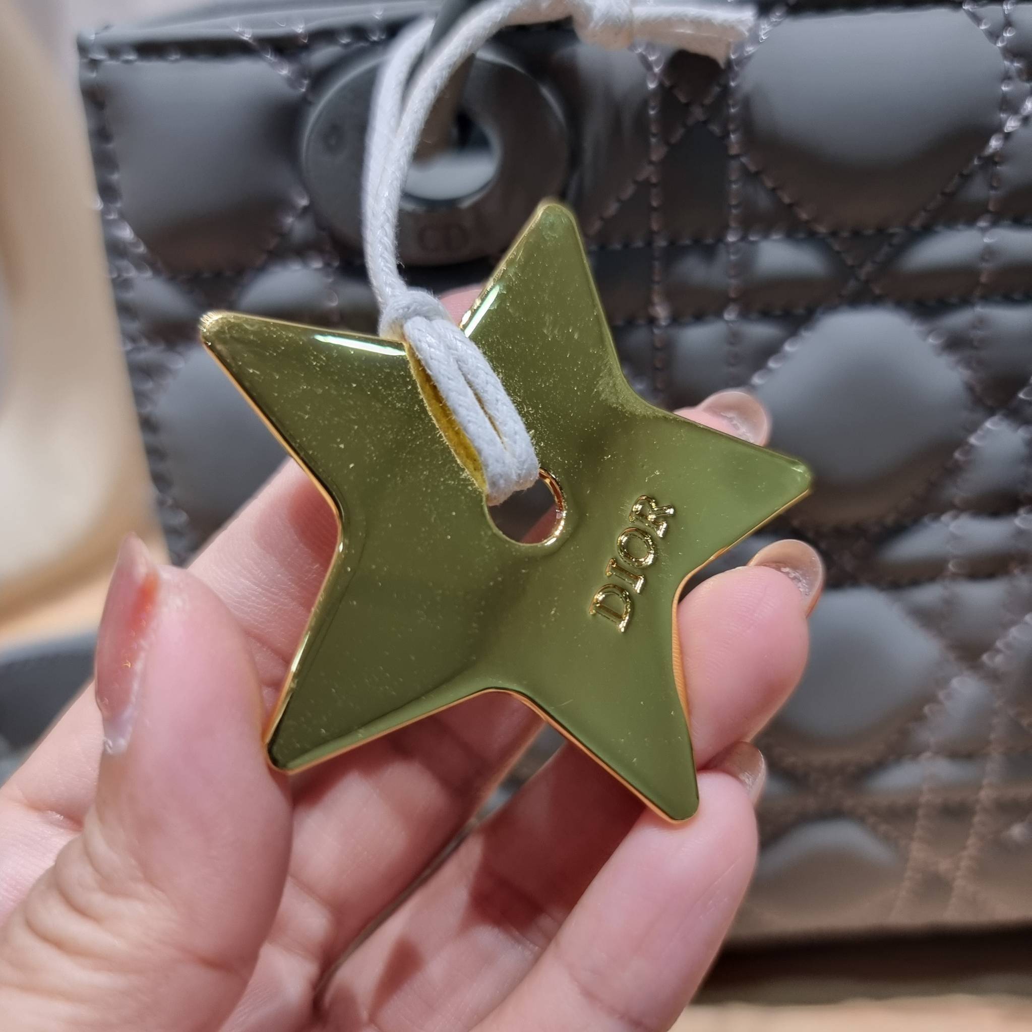 SMALL LADY DIOR MY ABCDIOR BAG Ultramatte Cannage Calfskin / CD LADY ULTRAMATTE BAG พร้อมส่ง กระเป๋าสะพายข้าง ดีไซน์เรียบง่าย แต่แฝงไปด้วยความหรูหรา ทรงกล่องคลาสสิค โดดเด่นด้วยพวงกุญแจอะไหล่สีเดียวกับตัวกระเป๋า ผิวแมทท์ ลายเส้นซ้อนทับสวยงาม