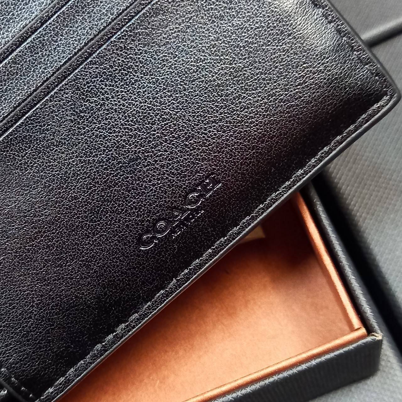 COACH COMPACT ID WALLET IN SIGNATURE WITH KEY FOB LIMITED BOX(COACH F74993)🍁กระเป๋าสตางค์ใบสั้น มาพร้อมใบลูกแบบแพ๊คคู่ +พวงกุญแจ//วัสดุหนังแคนวาสคุณเยี่ยมสลับหนังแท้ ทรงสวยคลาสสิคได้ใจใครหลายๆคนไปเรียบร้อย โดดเด่นลงตัวมาก ใส่บัตร ธนบัตร ครบมาก **เ