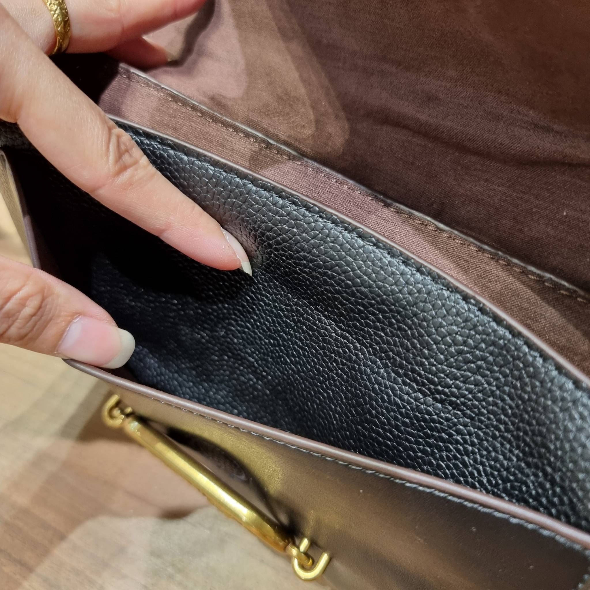 COACH SMALL JADE SHOULDER BAG [F91105,90782] กระเป๋าสะพายไหล่ ดีไซน์วินเทจย้อนยุค สวยคมชัด คลาสสิคใช้ได้ทุกลุค วัสดุหนัง pepble ทนทาน เปิด-ปิดด้วยฝาคาดโลโก้ พร้อมแถบแม่เหล็กในตัว รับรองแน่นหนา ด้านหลังมีช่องซิปให้ ภายในเป็นช่องโล่ง ขนาดกำลังดี ใช้งานง่าย 