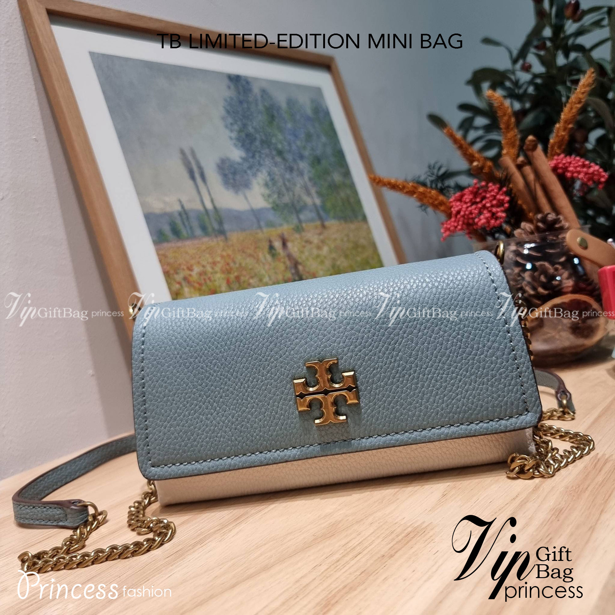 TORY BURCH LIMITED-EDITION MINI BAG รุ่นลิมิเต็ด ที่ sold out ไปแล้วหลายช็อป มีมาให้ช้อปที่นี่! กับกระเป๋าสะพายข้างทรงผู้ดี ไซส์มินิ ที่ผลิตมาในจำนวนจำกัด โดดเด่นด้วยอะไหล่ทองคลาสสิคหรูหรา และสายสะพายโซ่สลับหนัง ทำให้สะพายได้โดยไม่เจ็บไหล่