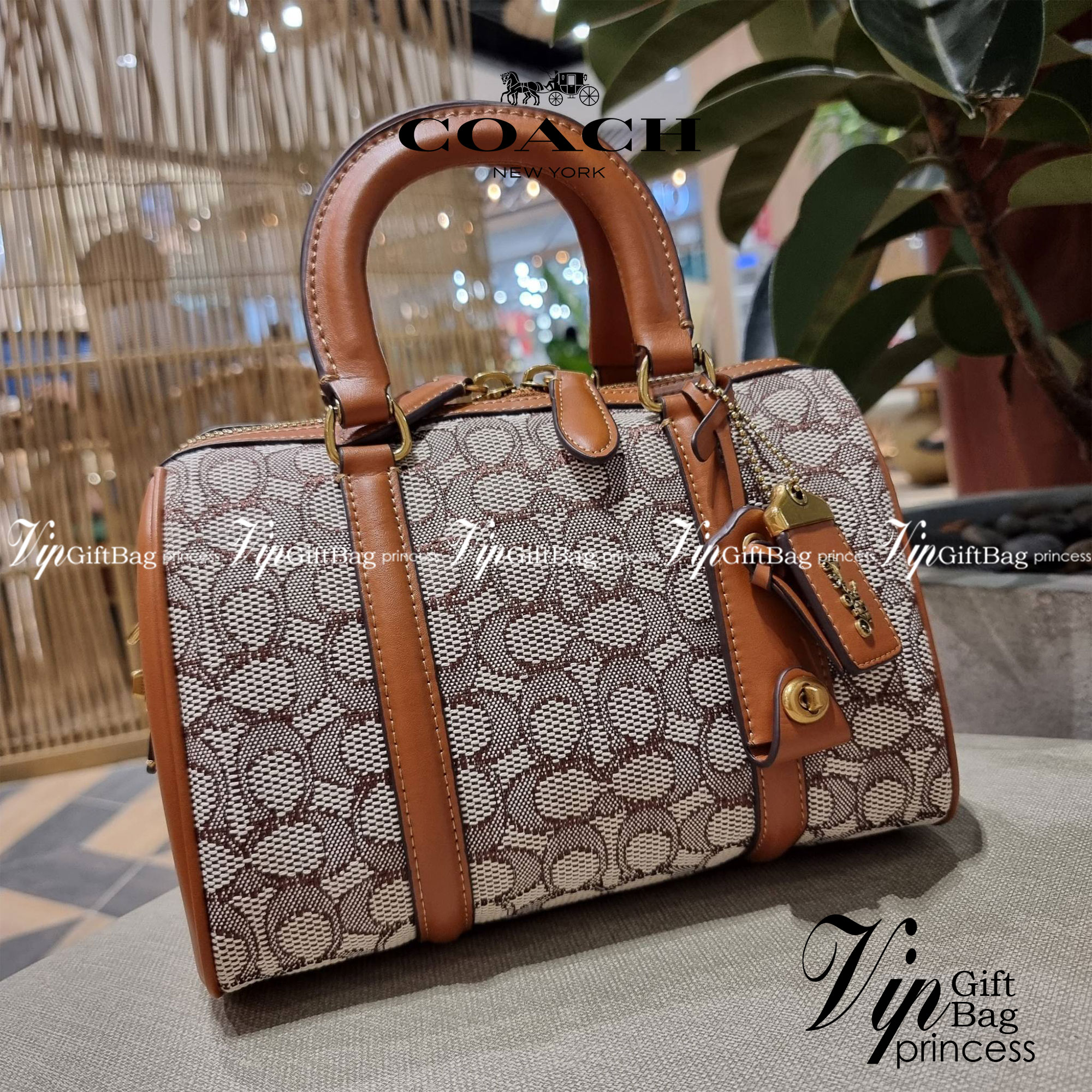 COACH C8529 RUBY SATCHEL 25 IN SIGNATURE TEXTILE JACQUARD ใหม่ก่อนใคร ไม่ต้องรอพรี! กับกระเป๋าทรงหมอนดีไซน์ใหม่ ใบใหญ่ แต่น้ำหนักเบา ด้วยวัสดุผ้า jacquard ถักทอลายซีเอกลักษณ์ ตัดสลับหนังแท้ เพิ่มดีเทลความหรู มาพร้อมหูจับในตัว และสายสะพายครอสสีเข้ากับตัวกร