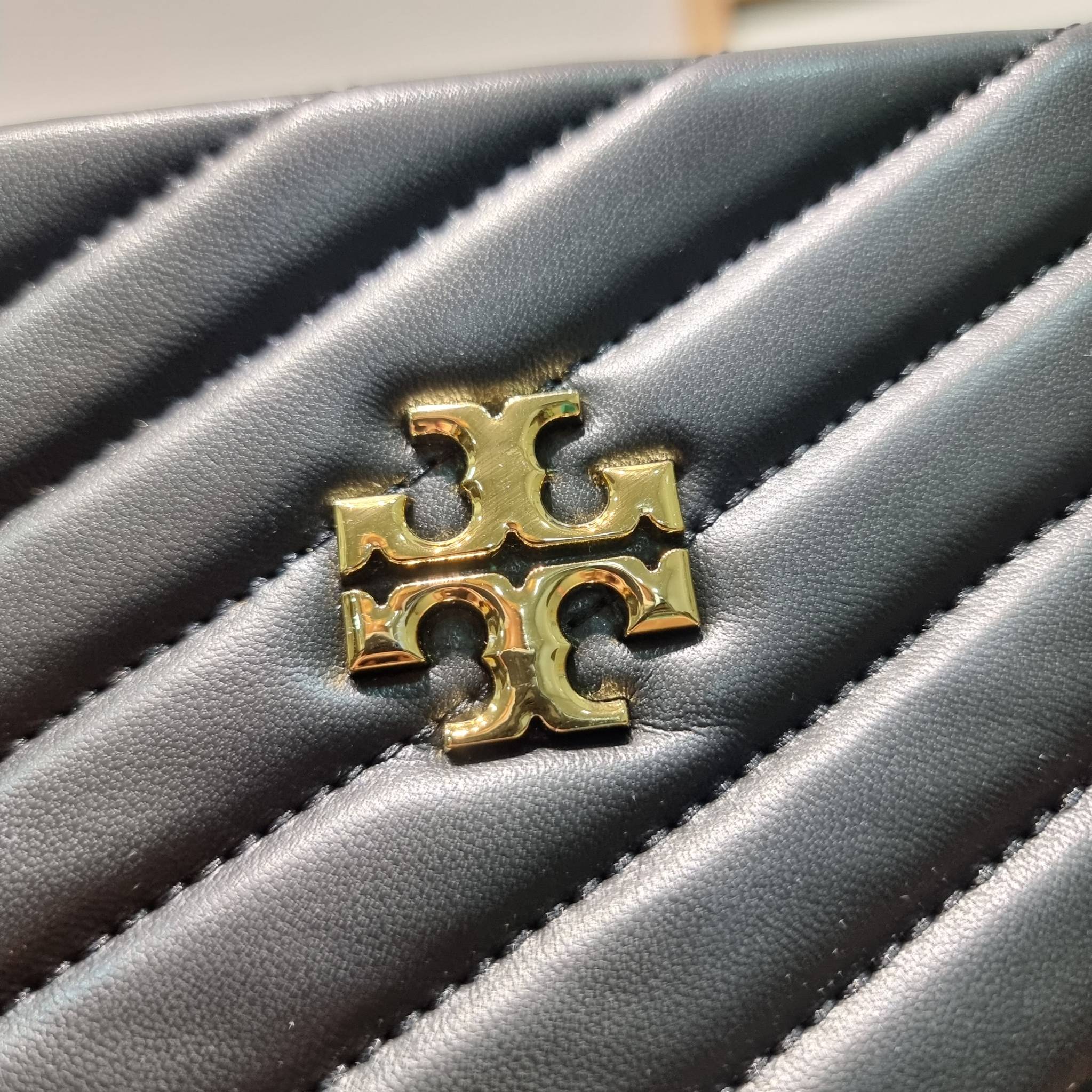 TORY BURCH KIRA CHEVRON TOTE กระเป๋าสะพายรุ่นที่ใครๆก็ต้องมี กับทรงโท้ทไซส์ใหญ่ ใช้ยังไงก็ดูหรู ดีไซน์เฉพาะตัว วัสดุหนังสัมผัสนิ่ม