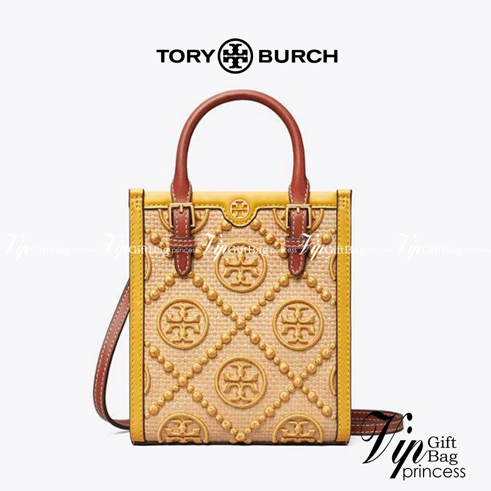 TORY BURCH T MONOGRAM STRAW MINI TOTE สวยสุด ดูแพงสุด!! ต้องยกให้เลย กับไอเท็มนี้ กระเป๋าสะพายทรงโท้ท ไซส์มินิ มีลูกเล่นที่ดีเทลเยอะมาก ด้วยงานฝีมือปักสานด้วยวัสดุจากกธรรมชาติ ถักทอเป็นลายเส้นขึ้นลายนูน ตัดขอบด้วยหนังแท้ และยังโดดเด่นด้วยหูจับในตัวโทนสีอุ