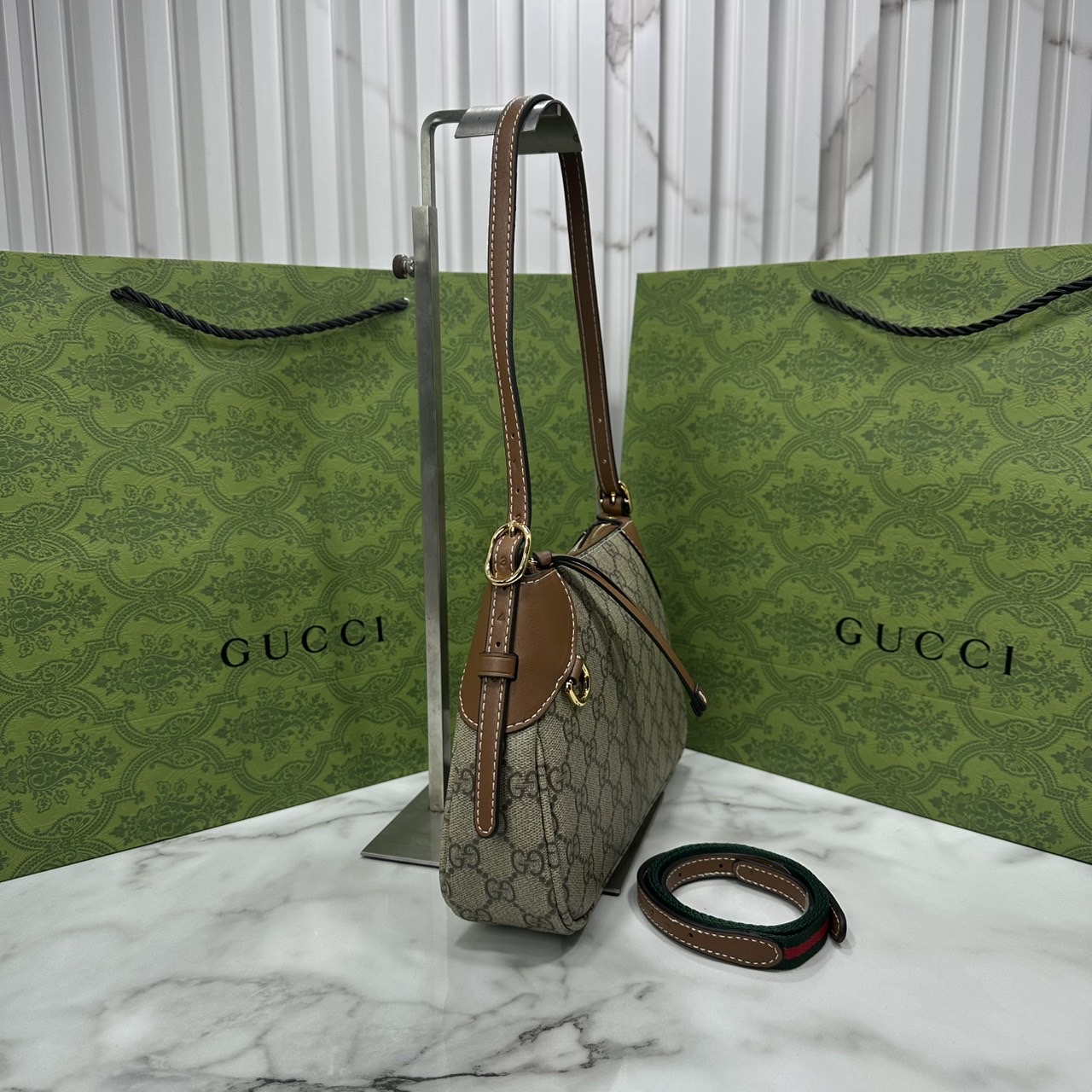 GUCCI GG Emblem medium shoulder bag กระเป๋าสะพายทรงใหม่สวยคลาสสิค พิมพ์ลายคมชัด เป็นไอเท็มต้องมีและยกเป็น everyday bag ได้เลย