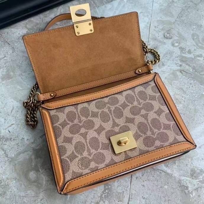 COACH HUTTON SHOULDER BAG IN SIGNATURE CANVAS sold out ไปกันทั่วหน้าในหลายประเทศ กับกระเป๋าสะพายที่สุดของความหรู ดีไซน์คลาสสิควินเทจ ลูกเล่นสีแทนสนิมตัดกับอะไหล่สีทองเหลืองดูย้อนยุคและหรูหรา วัสดุหนังแคนวาสสลับหนังแท้ สายสะพายโซ่สลับหนัง ปรับสะพายได้ 2 แบ