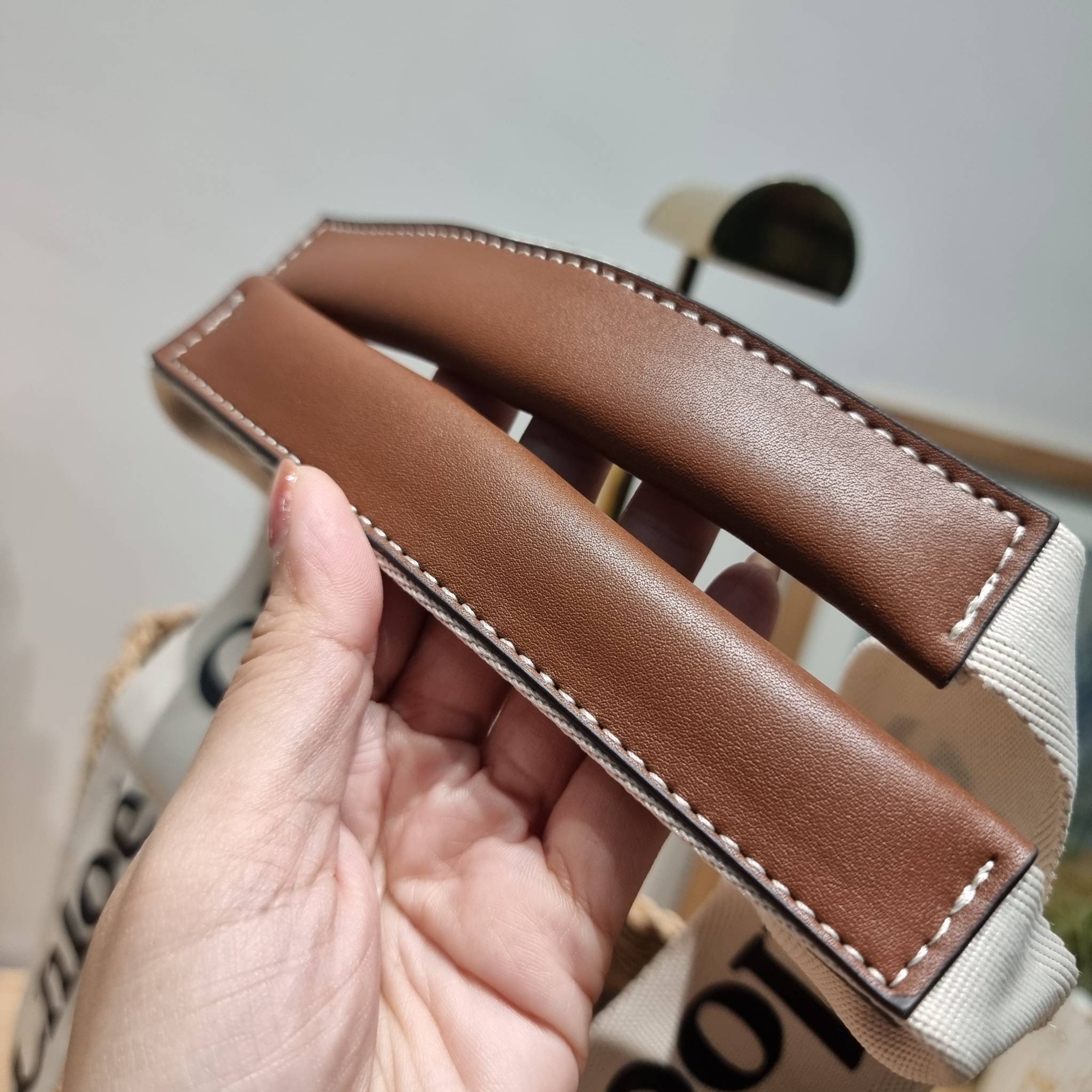 CHLOE LARGE WOODY BASKET กระเป๋าสะพายสานทรงตะกร้า ยอดฮิตติดลมของแบรนด์ ด้วยวัสดุสังเคราห์จากธรรมชาติ สานทอเต็มใบออกมาเป็นลวดลายสวยงาม