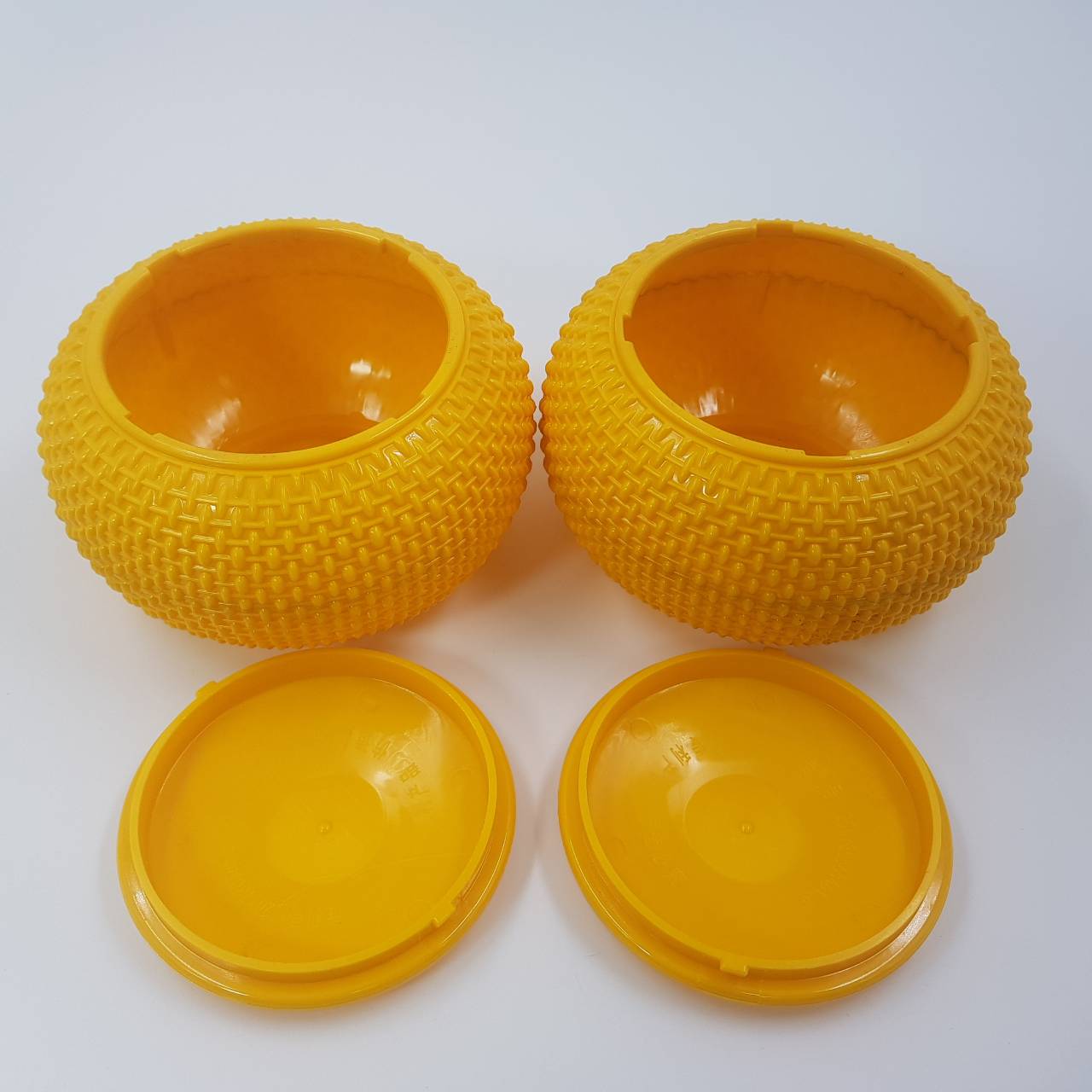 เม็ดหมากล้อมเมลามีนนูนสองด้านและโถพลาสติกสีเหลือง