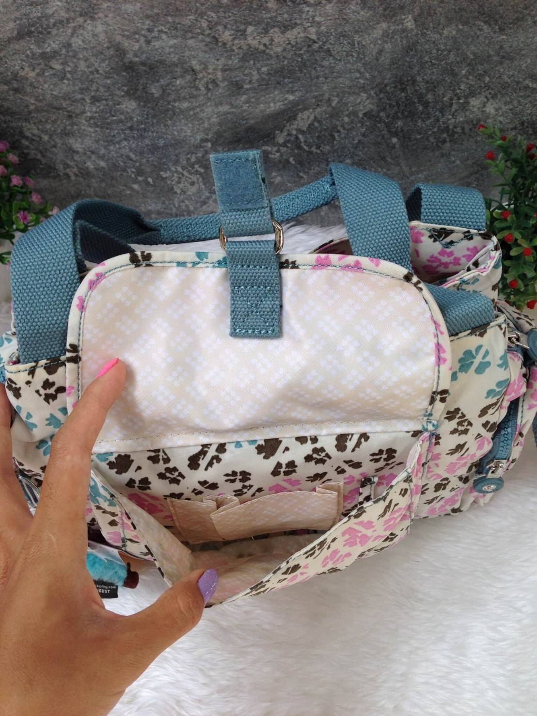 KIpling Felix Large Handbag Bag กระเป๋าถือหรือสะพายสไตล์ลำลองวัสดุ Nylon + Polyester 100% น้ำหนักเบามีหูหิ้วเเละสายสะพายยาวเลื่อนปรับระดับได้ถอดได้ เปิดปิดด้วยซิปสะดวกใช้ โลโก้เเบรนด์ มีช่องแบ่งถึง3ช่องเเยกเป็นสัดส่วน ด้านหน้าและด้านหลังมีช่องใส่ของเปิดปิ