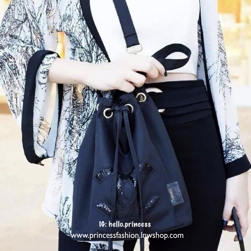 Chanel Beaute Black Sequin Dreawstring Shopping Bag VIP GIFT Limited Edition ของแท้ จากเคาน์เตอร์เครื่องสำอางค์ Chanel ดีไซน์น่ารักขนาดกำลังดี น้ำหนักเบา ด้านหน้า ประดับโลโก้แบรนด์สุดคลาสสิค เปิดปิดแบบเชือกรูด Drawstring พร้อมกระดุมแม่เหล็ก ซับใน Polyeste