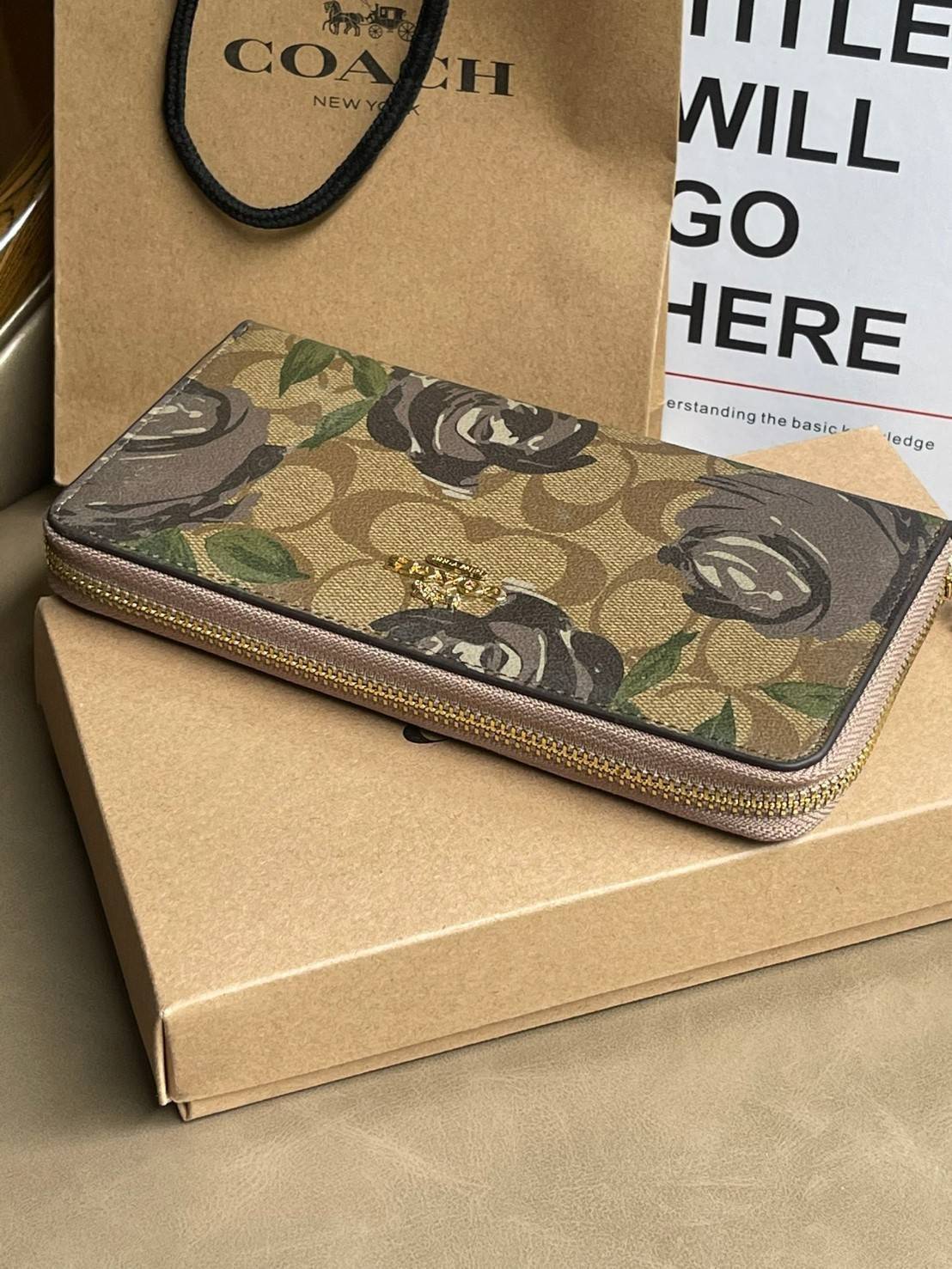 COACH ACCORDION ZIP WALLET IN SIGNATURE CANVAS WITH DAISY BUNDLE / MEADOW PRAIRIE / SPACED WILDFLOWER / DAISY BUNDLE PRINT C0033/F31778/69832 กระเป๋าสตางค์ใบยาว ลวดลายน่ารักน่าใช้มากๆ พื้นเป็นลายซีเอกลักษณ์ วัสดุหนังแคนวาสเคลือบลาย เปิด-ปิดด้วยซิปรอบ ใส่ม