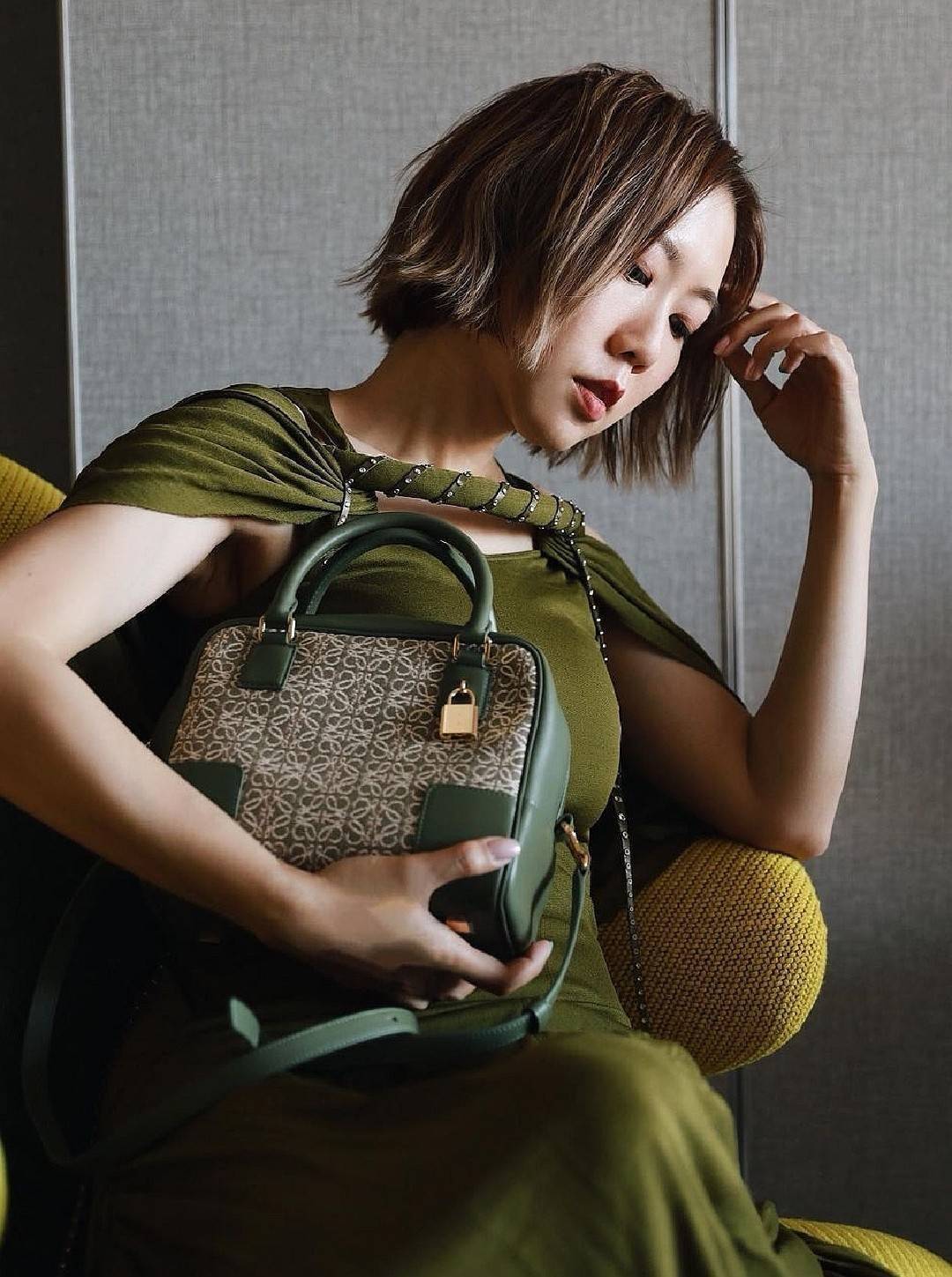 LOEWE ANAGRAM BAG VIP GIFT WITH PURCHASE (GWP) พรีเมี่ยมกิ๊ฟ Limited จาก LOEWE PERFUME DUTYFREE ไอเท็มใหม่! ดีไซน์สวยหรูคงเอกลักษณ์ด้วยวัสดุ Anagram Canvas Jacquard Fabric ผสมผสานหนังแท้ Calfskin ลงตัวสุดคลาสสิค เปิดปิดด้วยซิปแบรนด์อะไหล่ทองขนาดกำลังดี น้