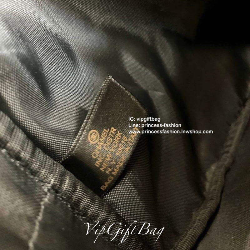 CHANEL CAVIAR BACKPACK (Premium gift bag) กระเป๋าสะพายหลัง วัสดุหนังคาเวียร์ ด้านหน้าปักโลโก้แบรนด์สวยงามมากๆค่ะ มีช่องซิปหน้าให้หนึ่งช่องพร้อมที่จับซิปเป็นอะไหล่แบรนด์ทอง หรูไปอีกนะคะ!! เปิดปิดช่องหลักแบบซิปหัวซิปปั้มแบรนด์ค่ะ ภายในกระเป๋าโล่งกว้าง ใส่ขอ