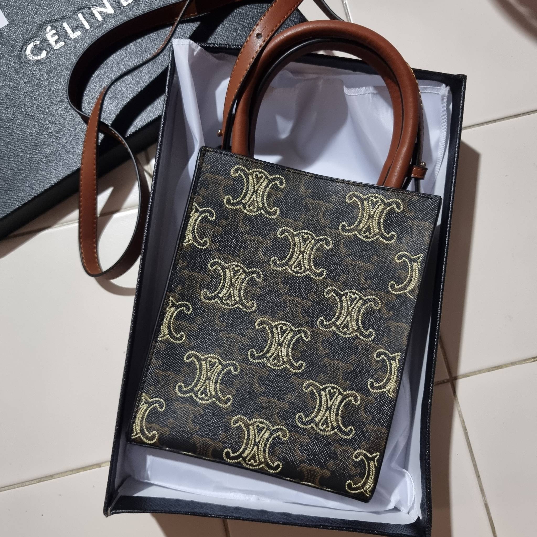 VIP 🥂 CELINE MINI VERTICAL CABAS IN TRIOMPHE CANVAS WITH TRIOMPHE HEART EMBROIDERY ใหม่พร้อมเสิร์ฟ กับกระเป๋าสะพายทรงโท้ท ไซส์มินิ ขนาดกำลังสวยพอดี สะดวกพกพา โดดเด่นด้วยโลโก้ลายปัก ดีเทลเดินด้ายรูปหัวใจ เพิ่มดีเทลความแพงไปอีก วัสดุหนังแคนวาส มีหูจ