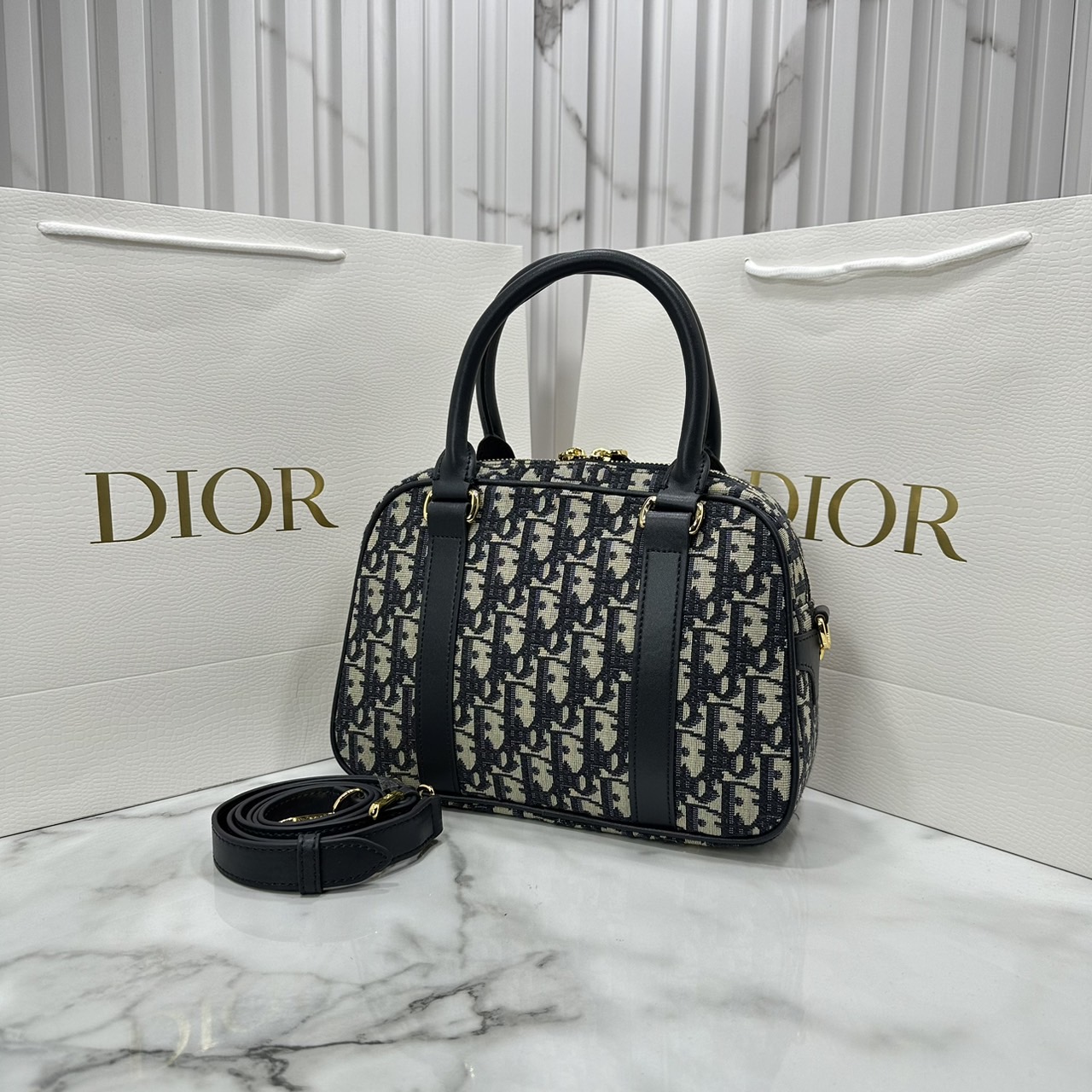 DIOR D-Vibe Bowling Bag Oblique jacquard fabric in blue กระเป๋าทรงหมอน ทรงโบว์ลิ่งทันสมัยและปราดเปรียว ใช้งานง่ายจุของได้เยอะ สวยงามเป็นเอกลักษณ์ เกรดท็อปไฮเอน 1:1 ใช้งานต่างประเทศได้