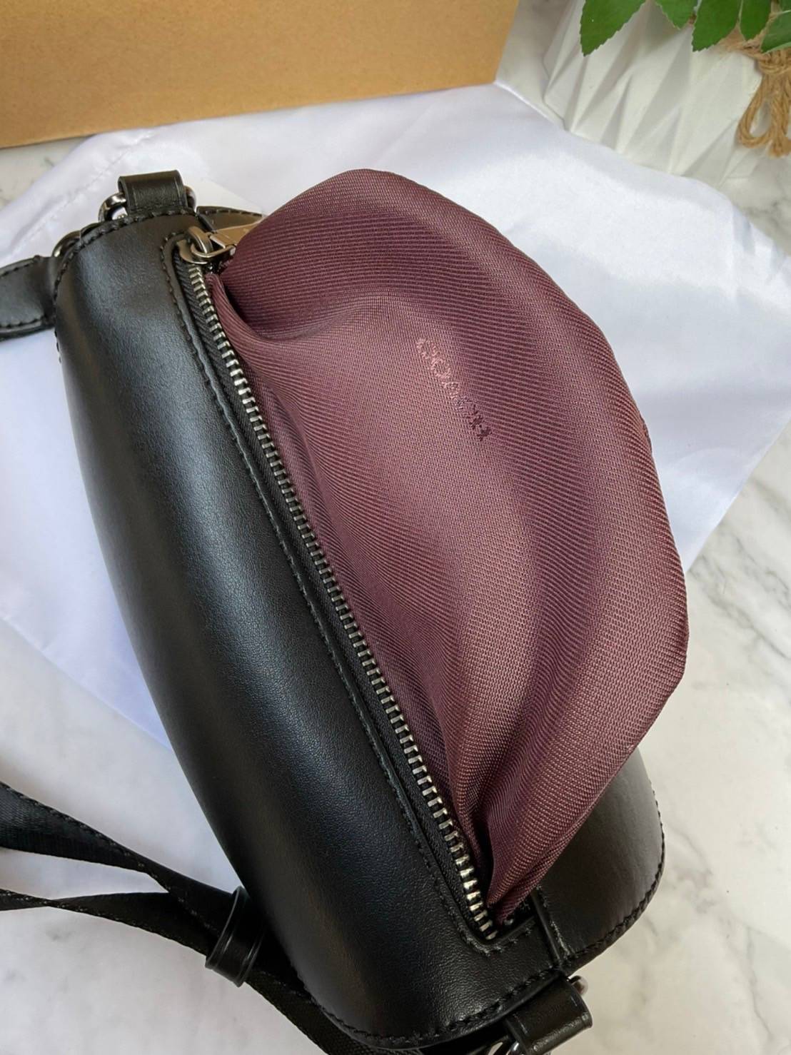 COACH SELENA BELT BAG WITH BUNNY (39315 Pink) / (39316 Black) กระเป๋าสะพาย/คาดอก/คาดเอว รุ่น Limited Edition น่ารักมาก💕 วัสดุหนังแท้ หนังนิ่มอยู่ทรง เปิด-ปิด ด้วยซิป ใส่ Iphone+ กระเป๋าสตางค์ใบสั้น ใส่ของจุกจิกได้ ด้านหลังมีอีก 1 ช่องซิป สายปรับระ