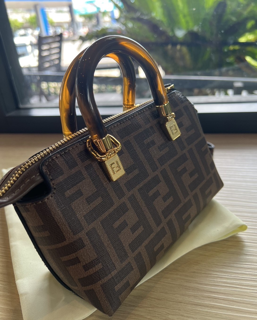 FENDI By The Way Mini Small brown FF fabric Boston bag / FENDI Bag พร้อมส่ง กระเป๋าสะพายใบเล็ก ผลิตจากผ้าแจ็คการ์ดลาย FF เป็นเอกลักษณ์ **สินค้าเกรดออริจินอล 1:1 สลับแท้