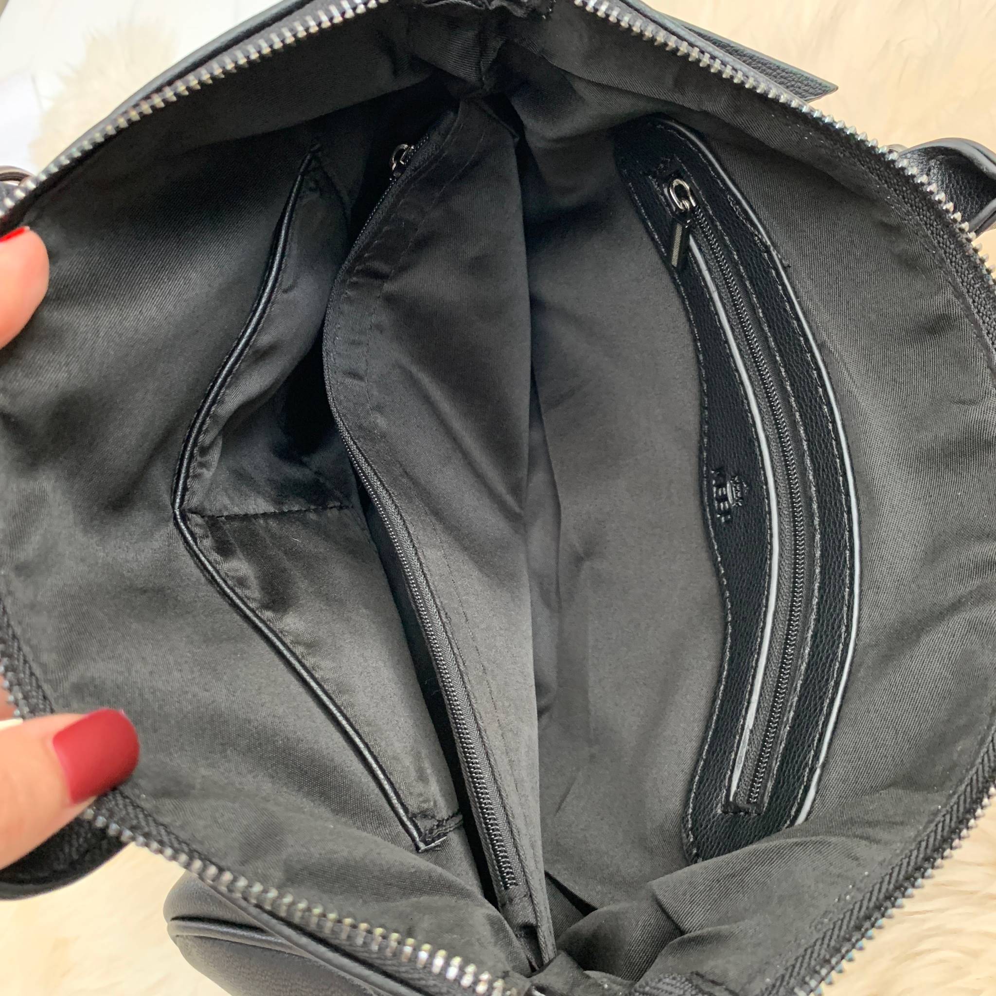 ทรงสวยขายดีมาก 👑จากแบรนด์ KEEP ทรง รุ่น Parish hand bag with cute taddy จุดเด่นที่ >หนังเนื้อดี นิ่มมาก >น้ำหนักเบา >ถือสะพายเข้าง่ายกับทุกชุด