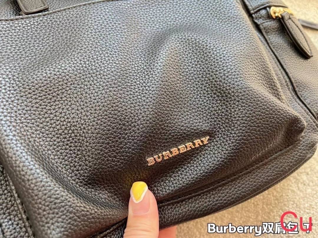 BURBERRY Rucksack Military Backpack / BURBERRY FRAGRANCES VINTAGE 2WAYS RUCKSACK BACKPACK / BURBERRY BACKPACK กระเป๋าเป้ ลาย Vintage Signature สวยคลาสสิค ภายในโล่งกว้างและช่องใส่มือถือสามารถใส่มือถือกระเป๋าสตางค์ของใช้ได้เยอะ หูจับหนัง เป็นเป้ก็ดูดีไอเท็ม