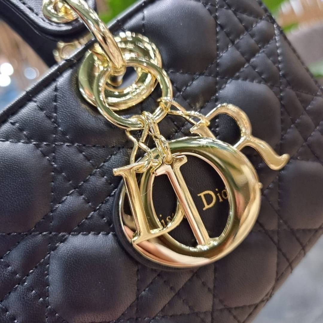 Medium Lady D-Joy Bag Cannage Lambskin / CD LADY D-JOY BAG ดีไซน์ใหม่ อัพเลเวลความหรู กับกระเป๋าสะพายข้างที่รอบนี้ดีไซน์รูปทรงโฉมใหม่ ใช้งานง่ายขึ้น สะดวกใช้มากขึ้น