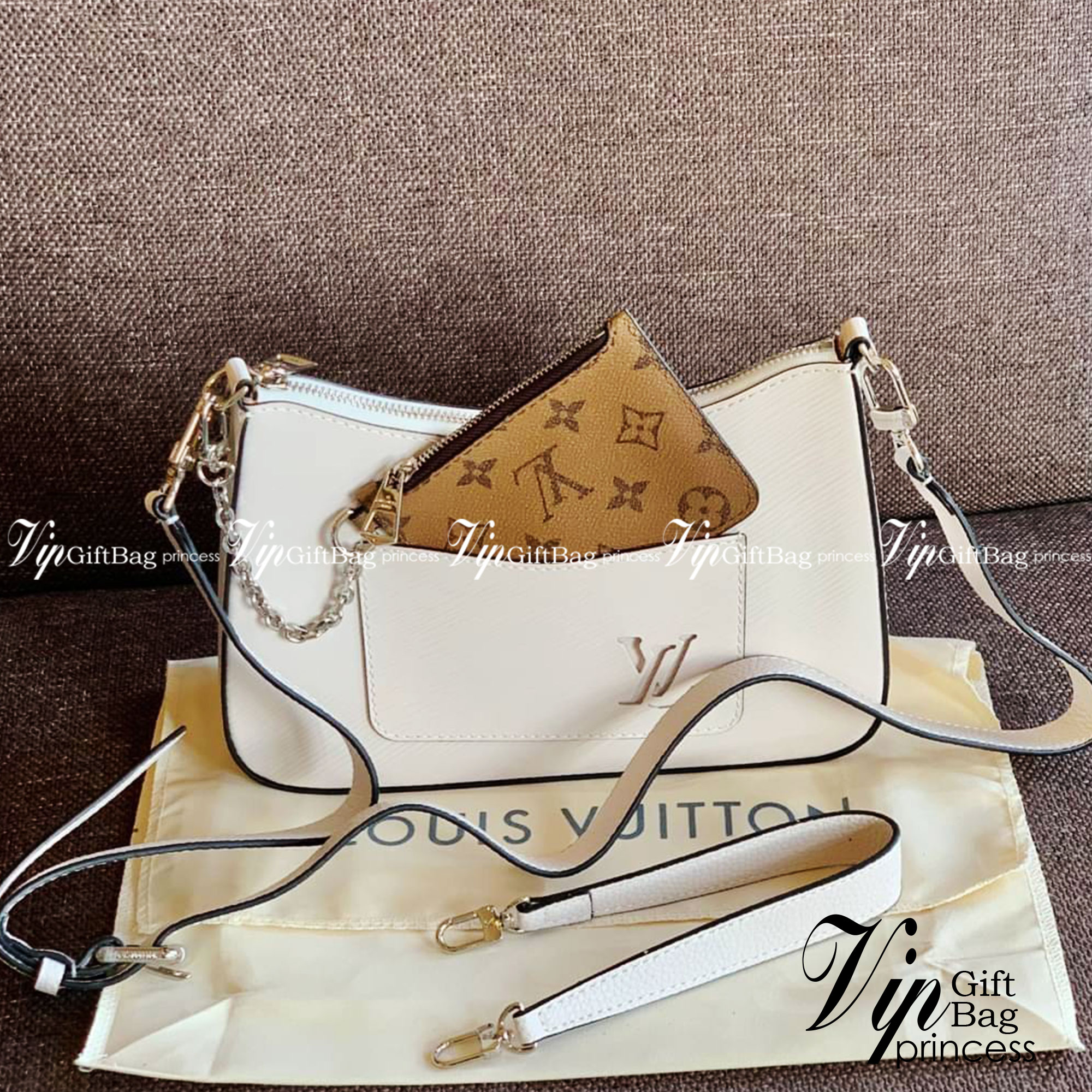 VIP 🥂 LOUIS VUITTON MARELLR EPI LEATHER รุ่นนี้ลายหนังเป็นลายไม้ มีโลโก้แบรนด์แบบฉลุด้านหน้า มาพร้อมกระเป๋าใบลูกแบบซิปจัดเก็บได้ตรงช่องด้านหน้า สามารถถอดออกแยกใช้งานได้ต่างหากนะคะ เปิดปิดกระเป๋าแบบซิป ภายในโล่ง สามารถใส่กระเป๋าเงินใบยาวได้;ของจุกจ