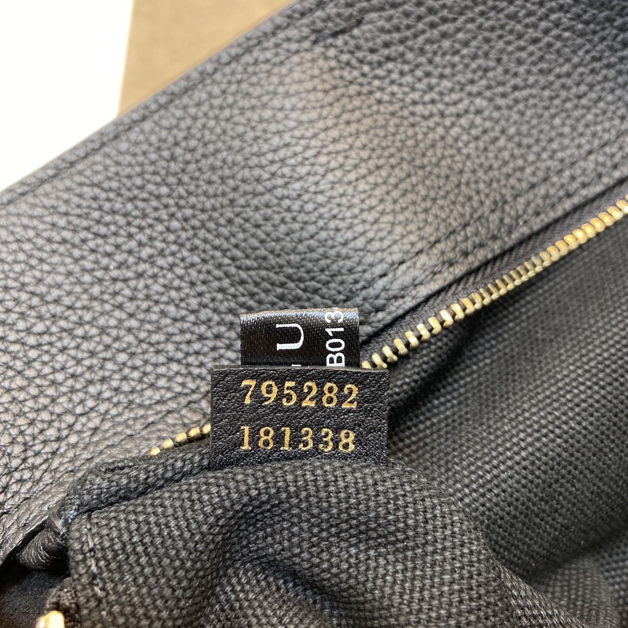 GUCCI MEDIUM TOTE BAG WITH HOOK CLOSURE / Gucci medium tote bag กระเป๋าทรงโท้ทสไตล์ใหม่ล่าสุด เกรดออริ 1:1 สลับแท้ ใช้งานต่างประเทศได้ ภาพถ่ายจากงานจริง