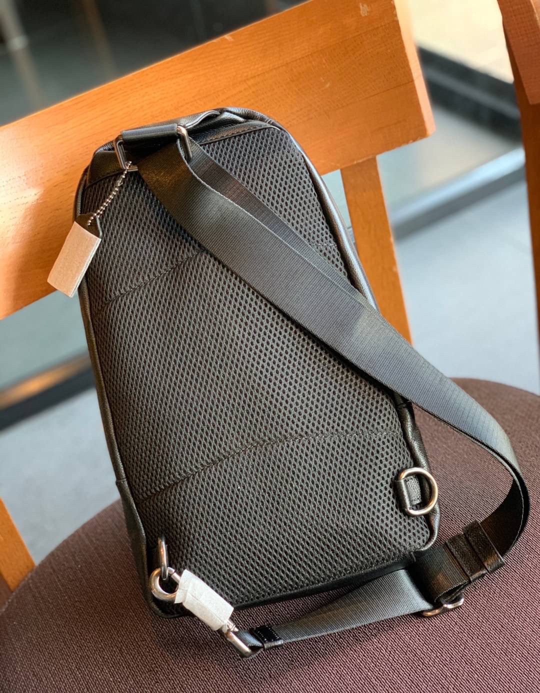 COACH CHARLES PACK ((49312)) กระเป๋าคาดด้านหลัง//หรือคาดอกด้านหน้า รุ่นนี้ใช้หนังแท้ชั้นดี หนังนิ่ม สัมผัสแล้วหลงรักในความนิ่มแน่นอน ด้านหน้ามีให้หนึ่งข่องซิป ช่องหลักแบบซิปคู่ ภายในโล่งลึกใส่สัมภาระจำเป็นในชีวิตประจำวันได้อมีช่องโล่งให้ใส่ของจุกจิกหนึ่งช