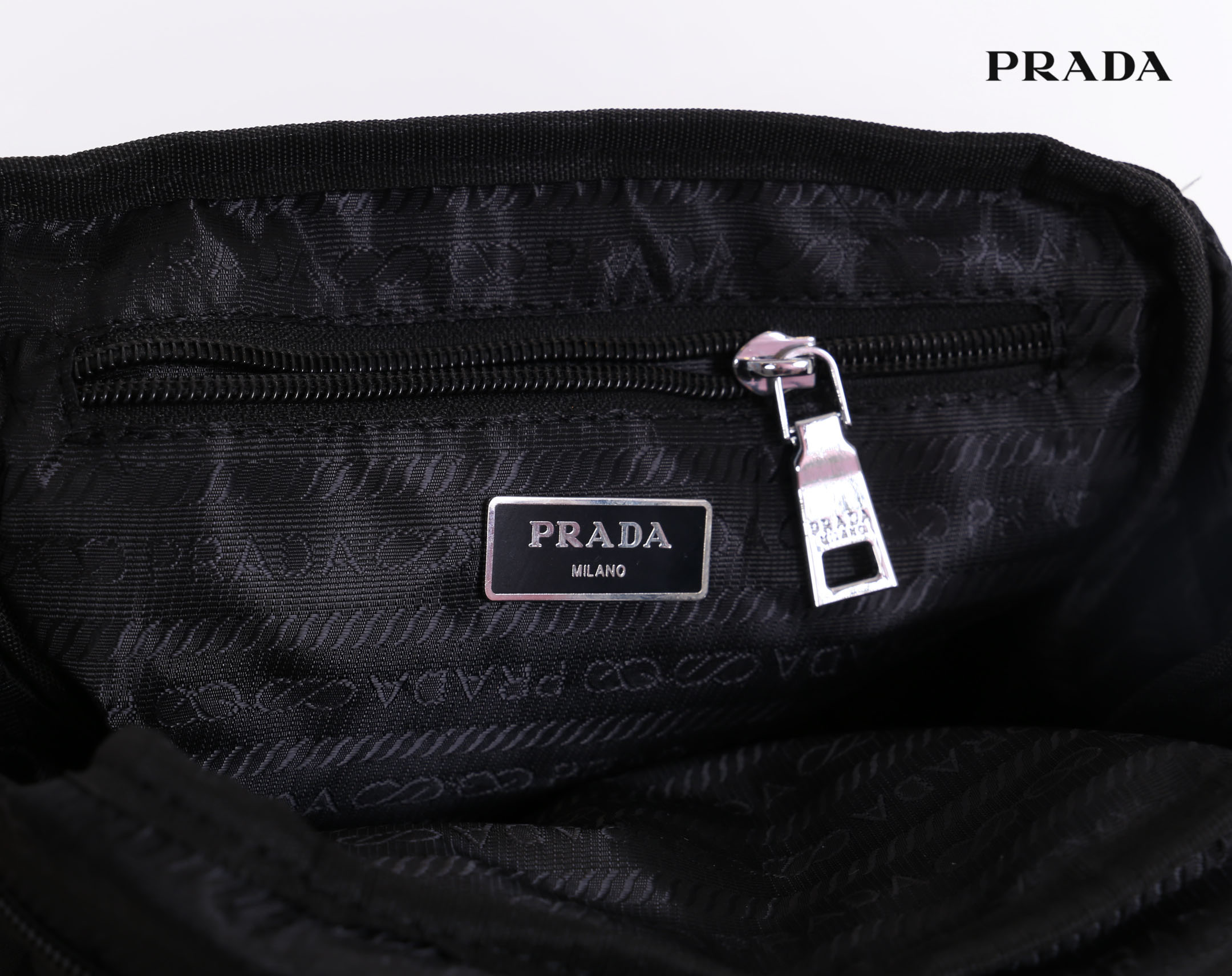 Prada nylon shoulder bag / Prada crossbody nylon bag VIP gift ใช้ได้ทั้งหญิงชาย ห้ามพลาดรุ่นใหม่l Prada Bag ทรงใหม่มีไว้ไม่ซ้ำใครแน่นอนคะ จะสะพายข้าง หรือ คาดอกก็ได้ วัสดุทำจากผ้า Nylon เนื้อหนาคุณภาพดี ตัวอะไหล่เงินสวยหรู ขนาดกำลังดี ใส่ของได้เยอะ มือถือ