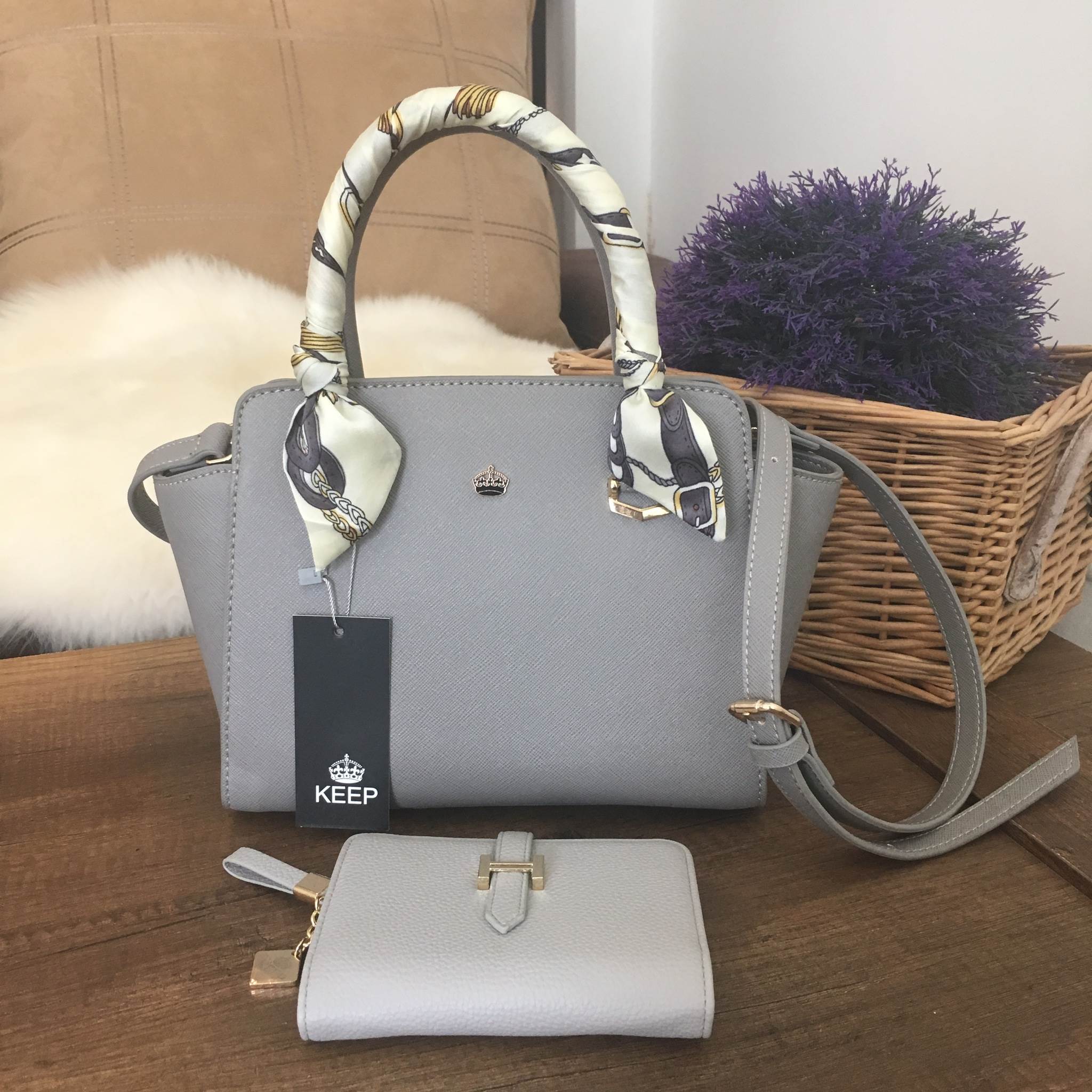 รุ่นใหม่ล่าสุด หนัง saffiano สวยมากๆค่า รุ่น KEEP Infinite office bag สวย น่ารัก ขนาดตอบทุกโจทย์การใช้งาน เห็นแล้ว หลงรักเลยคะ 🌲ตัวกระเป๋าขนาดกำลังดีหนังsaffiano ลายสวยที่สำคัญ ดูแลรักษาง่าย ประดับด้วยผ้าพันหูกระเป๋ารุ่นพิเศษ ทำให้กระเป๋าเก๋ ขึ้น 