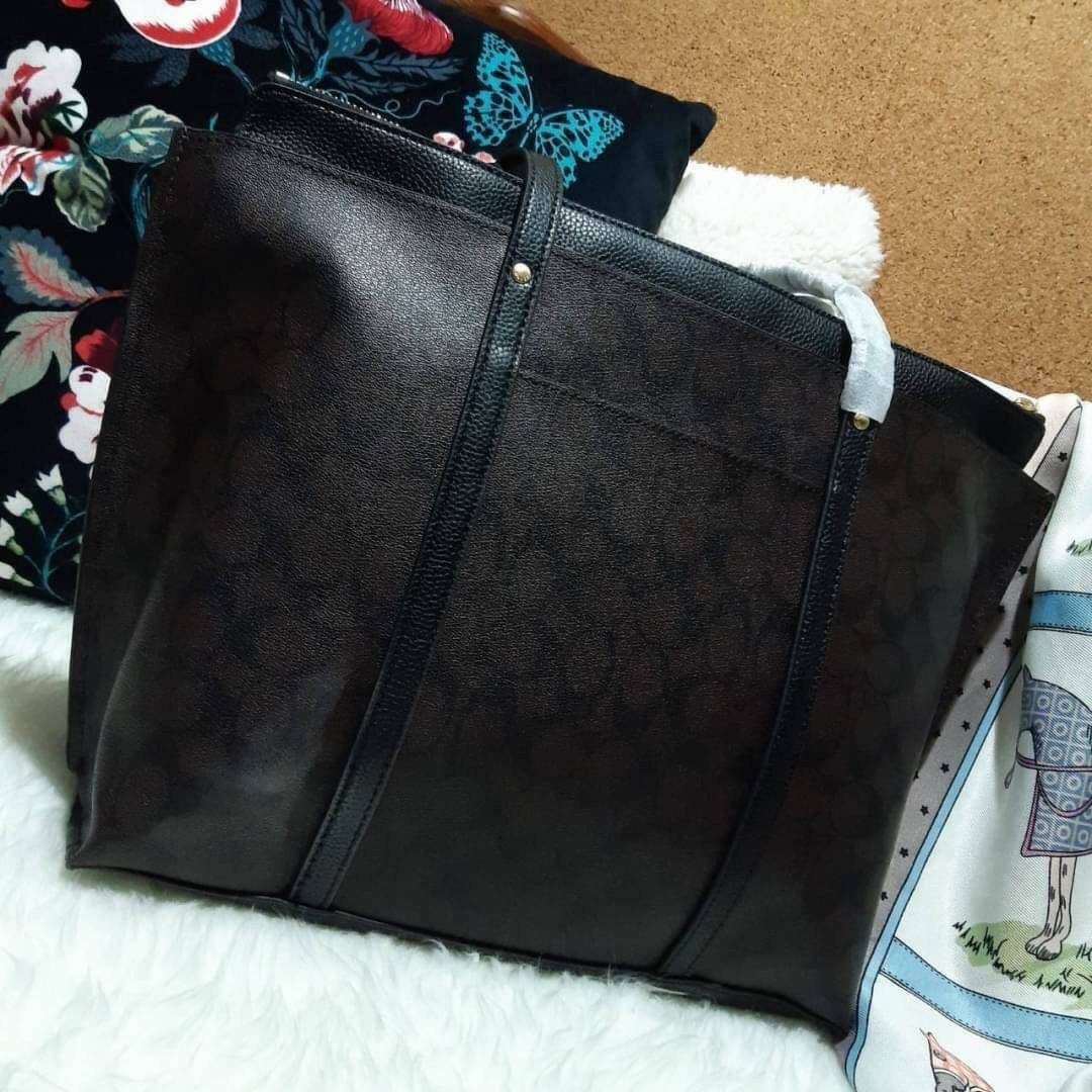 COACH 2319 MAY TOTE IN COLORBLOCK SIGNATURE CANVAS กระเป๋าโท้ท ดีไซน์ใหม่ล่าสุด!! 💕💕 เก๋ตรงปากกระเป๋า คล้ายกระเป๋าซ้อนในตัว สีตัดกับตัวกระเป๋าได้อย่างลงตัว ทรงสวย ใบใหญ่ใส่ของได้เยอะ เปิด-ปิดด้วยซิป รูดใช้งานง่าย ภายในโล่งกว้าง ด้านหลังมีช