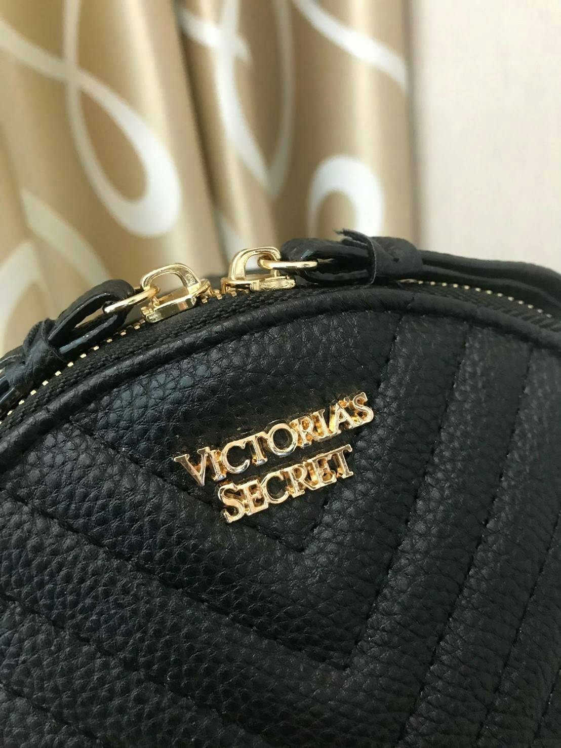 Victoria’s Secret Pebbled V-Quilt Small City Backpack กระเป๋าเป้สไตล์คลาสสิค วัสดุลายหนังแกะเทียม หนังนิ่ม เปิดปิดด้วยซิปคู่ ภายในบุผ้าสกรีนโลโก้ ใส่มินิไอแพค กระเป๋าสตางค์ยาวได้ สายสะพายโซ่ต่อหนังปรับระดับได้ ด้านหน้ามีช่องซิปร้อยหนังเส้นยาวดูมีดีเทล สะพ