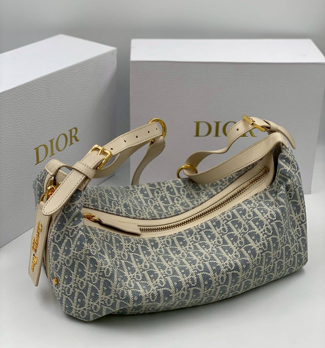ORI หนังแท้ | DIOR D-Journey Bag กระเป๋าสะพายนิยามใหม่ดีไซน์ทันสมัย โดดเด่นด้วยรูปทรงโฮโบที่มาพร้อมกับดีไซน์ที่นุ่มนวลและทันสมัย พร้อมกับช่องใส่ของแบบติดซิป