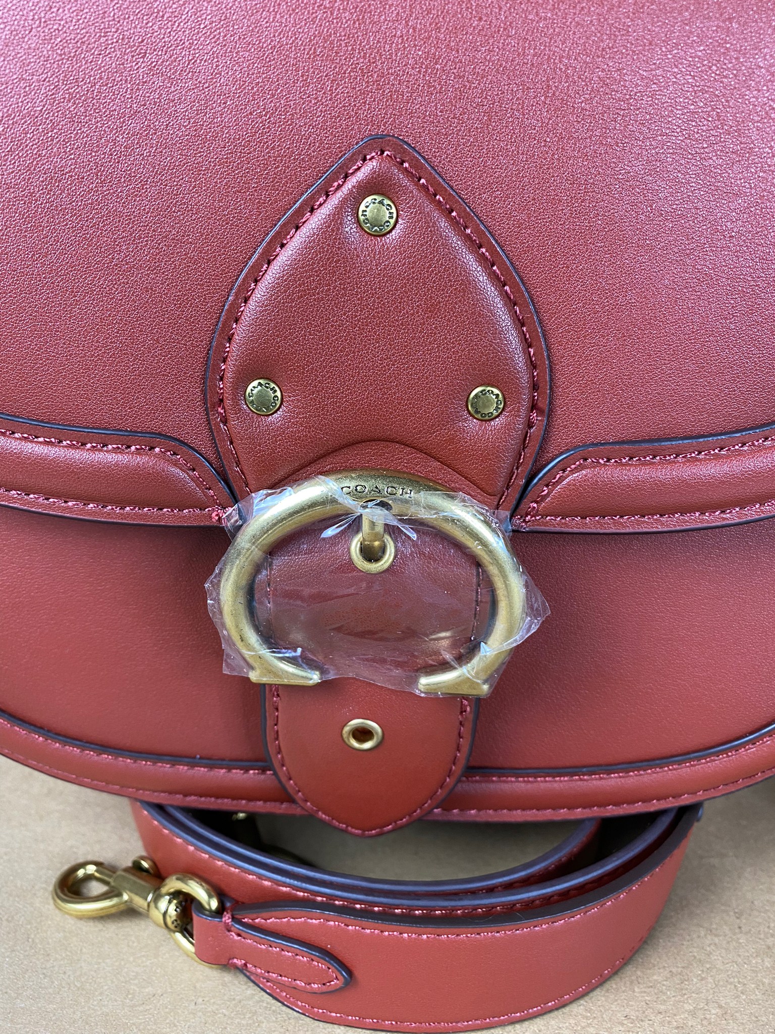 OUTLET 】COACH BEAT SADDLE BAG 10 แบบพร้อมส่ง จุกๆ เลยค่า The best item! ที่สาวๆรอคอย! ฮอตไฟลุก! สีหายาก ละมุนคุณหนู คอลเลคชั่นใหม่ ดีไซน์หรูหรา พิเศษมากๆมาพร้อมสายสะพาย 2 เส้น ใช้คู่กันหรือแยกสะพายก็สวยครบสูตร กระเป๋าสะพายทรง saddle คลาสสิค วัสดุหนัง glov