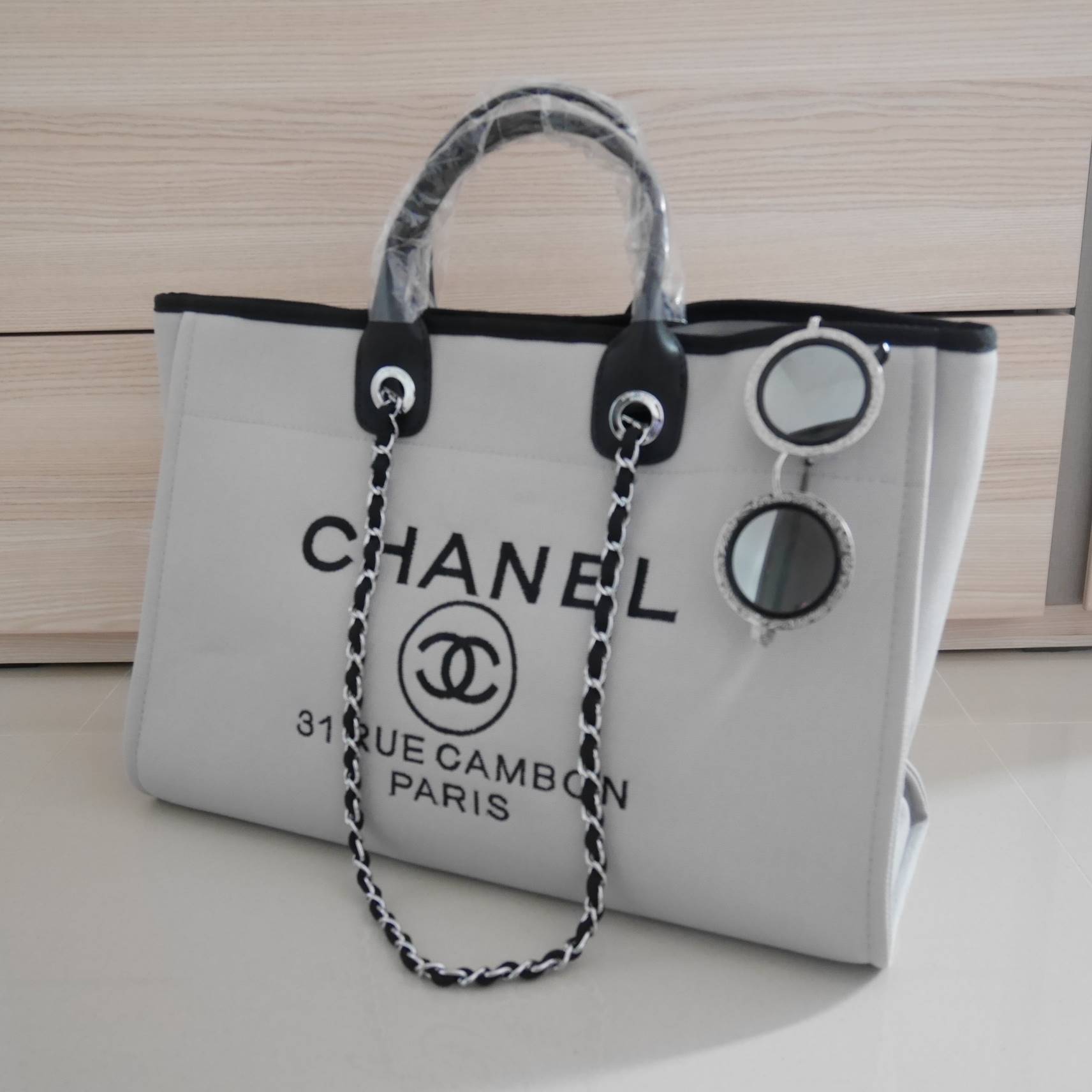 How Cute! 🎄🎄 รุ่นใหม่ล่าสุด!! ที่สาวๆรอคอย Chanel tote canvas bag จากงานพรีเมี่ยม VIP GIFT รุ่นดังเลยค้า Size ใหญ่อลัง บอกเลยว่า **งานดีที่สุด ตัวกระเป๋า กระเป๋าผ้าเป็นผ้า canvas เนื้อดีสมราคา สัมผัส นุ่มลื่นมือมากกกก อะไหล่เงินปั้มแบรนด์แ