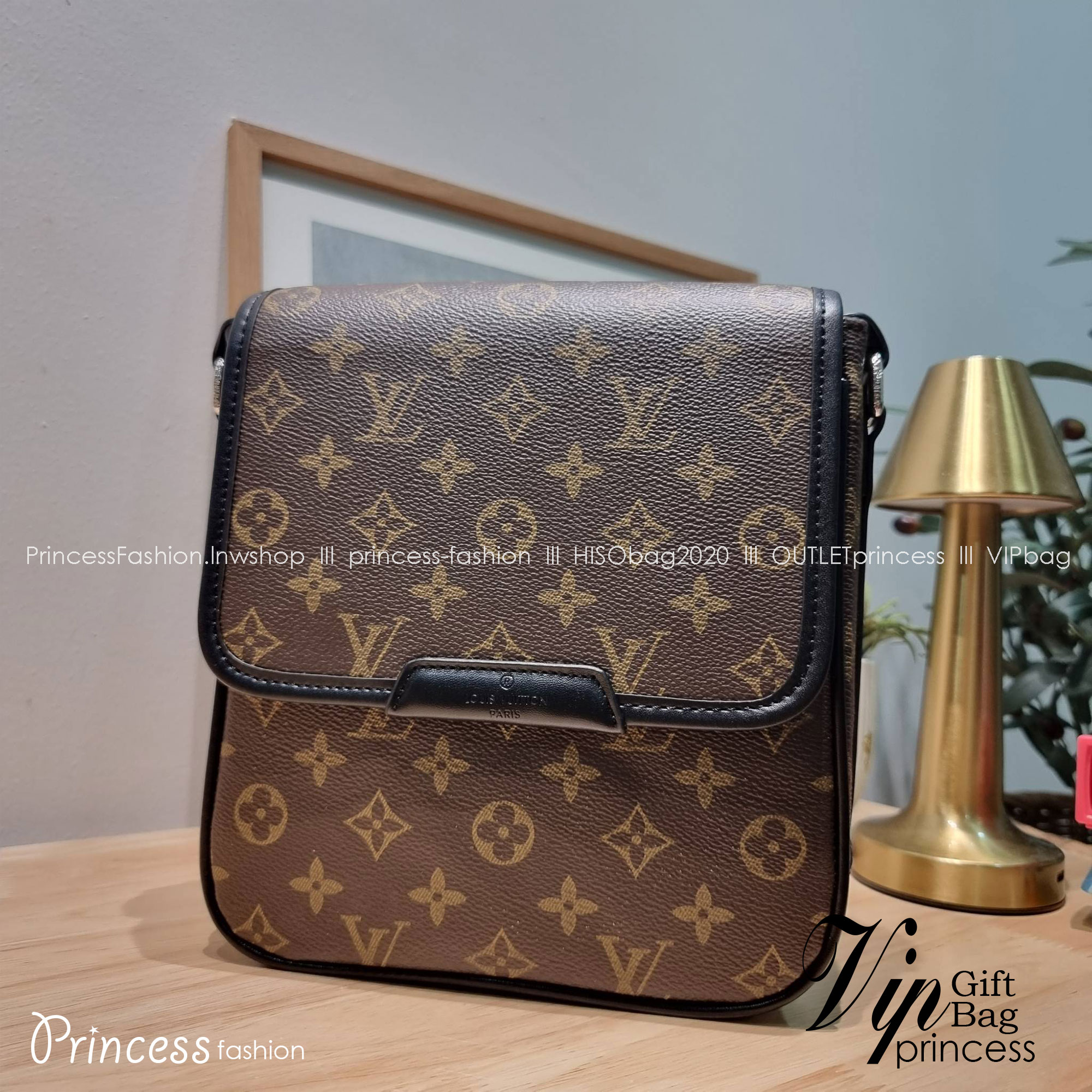 LV bass macassar monogram bag ของใหม่จัดให้หนุ่มๆ กับกระเป๋าสะพายทรงแมสเซ็นเจอร์ ไซส์กำลังดี เหมาะกับหนุ่มๆที่รักความคล่องตัว วัสดุหนังแคนวาสตัดสลับหนัง