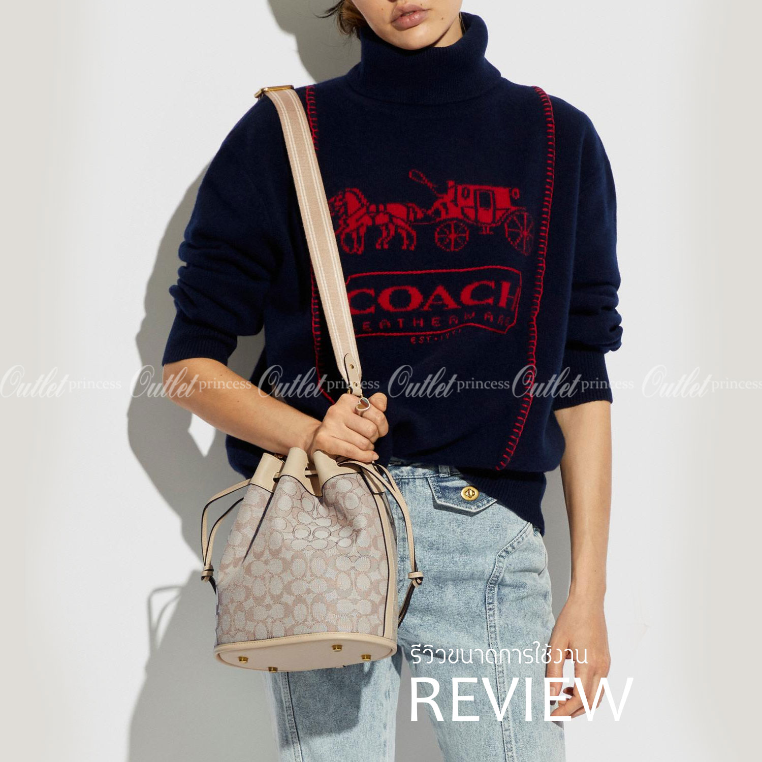 COACH C3853 FIELD BUCKET BAG IN SIGNATURE JACQUARD กระเป๋าสะพายทรงบัคเก็ต รุ่นใหม่ล่าสุด ดีไซน์ลายซิกเนเจอร์บนผ้า jacquard สวยคม เป็นเอกลักษณ์ไม่ซ้ำใคร มาพร้อมสายสะพายผ้าสปอร์ต และสายสั้นสำหรับคล้องแขนได้ สามารถรูดปิดปากกระเป๋าด้วยหนังรอบใบ เพิ่มดีเทลให้ต