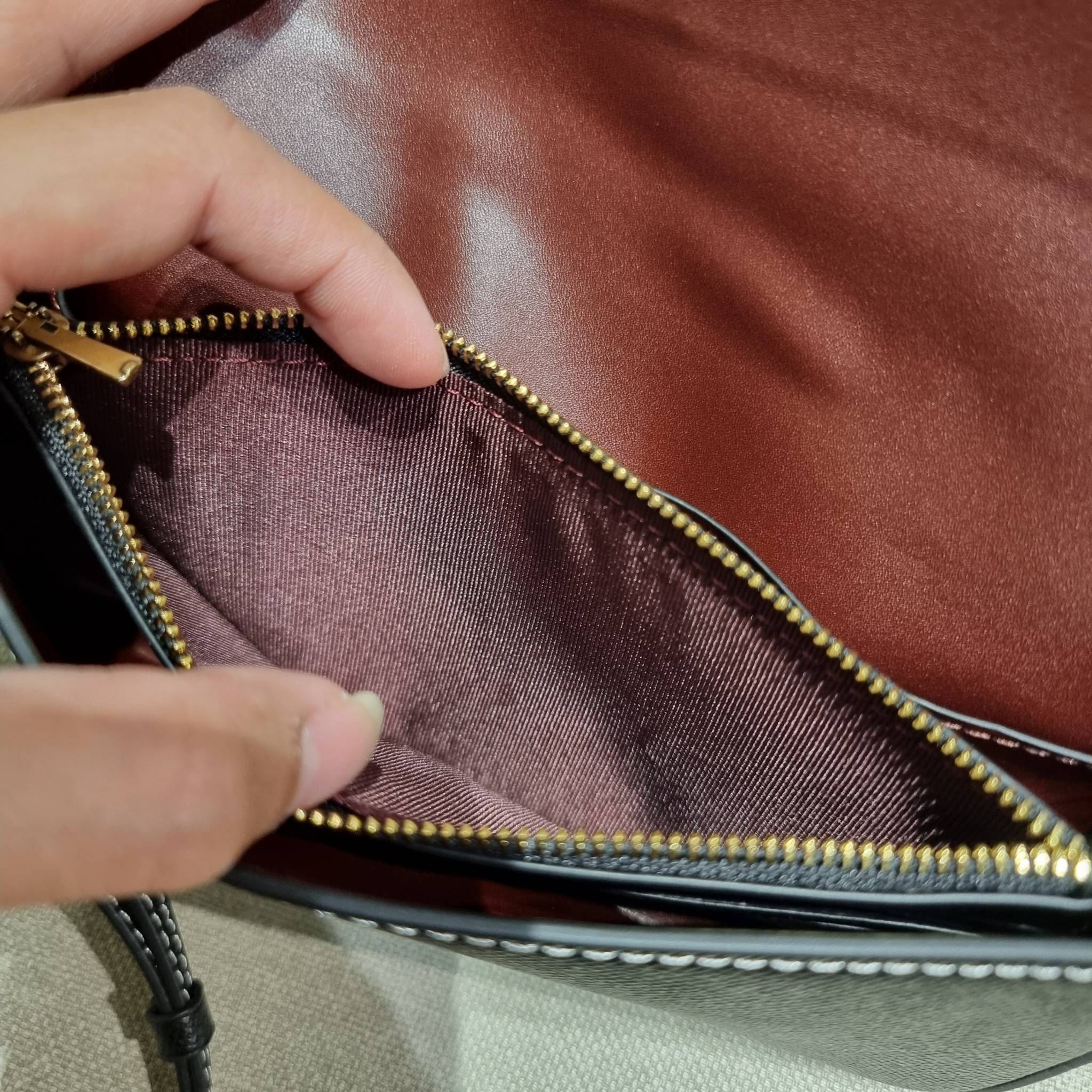 COACH C8439 WYNN CROSSBODY ใหม่ล่าสุด พร้อมเสิร์ฟความหรู ดูดีแบบน้อยแต่มาก กระเป๋าสะพายครอสบอดี้ ที่ซ่อนดีเทลดีงาม มีช่องเสียบบัตรแยกใช้ได้ หรือจะใส่ไว้ในกระเป๋า เพื่อแบ่งสัดส่วนให้ดูน่าใช้ วัสดุหนังวัวลายเกรน เส้นคมสวย เปิด-ปิดด้วยกระดุมแม่เหล็ก สะดวกใช้